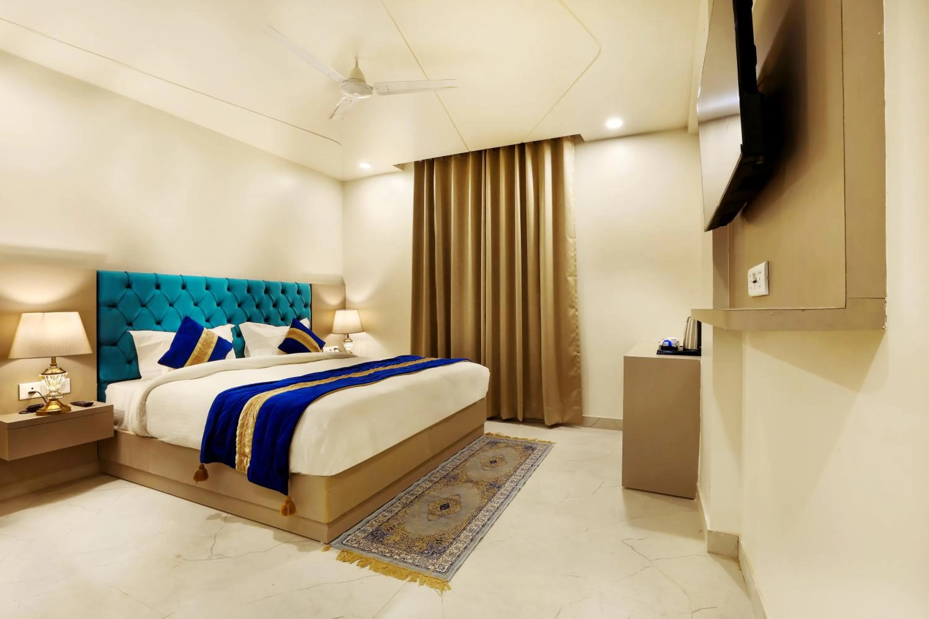 Photo of the whole room, Bed in OPO Hotel Dior,Delhi Airport