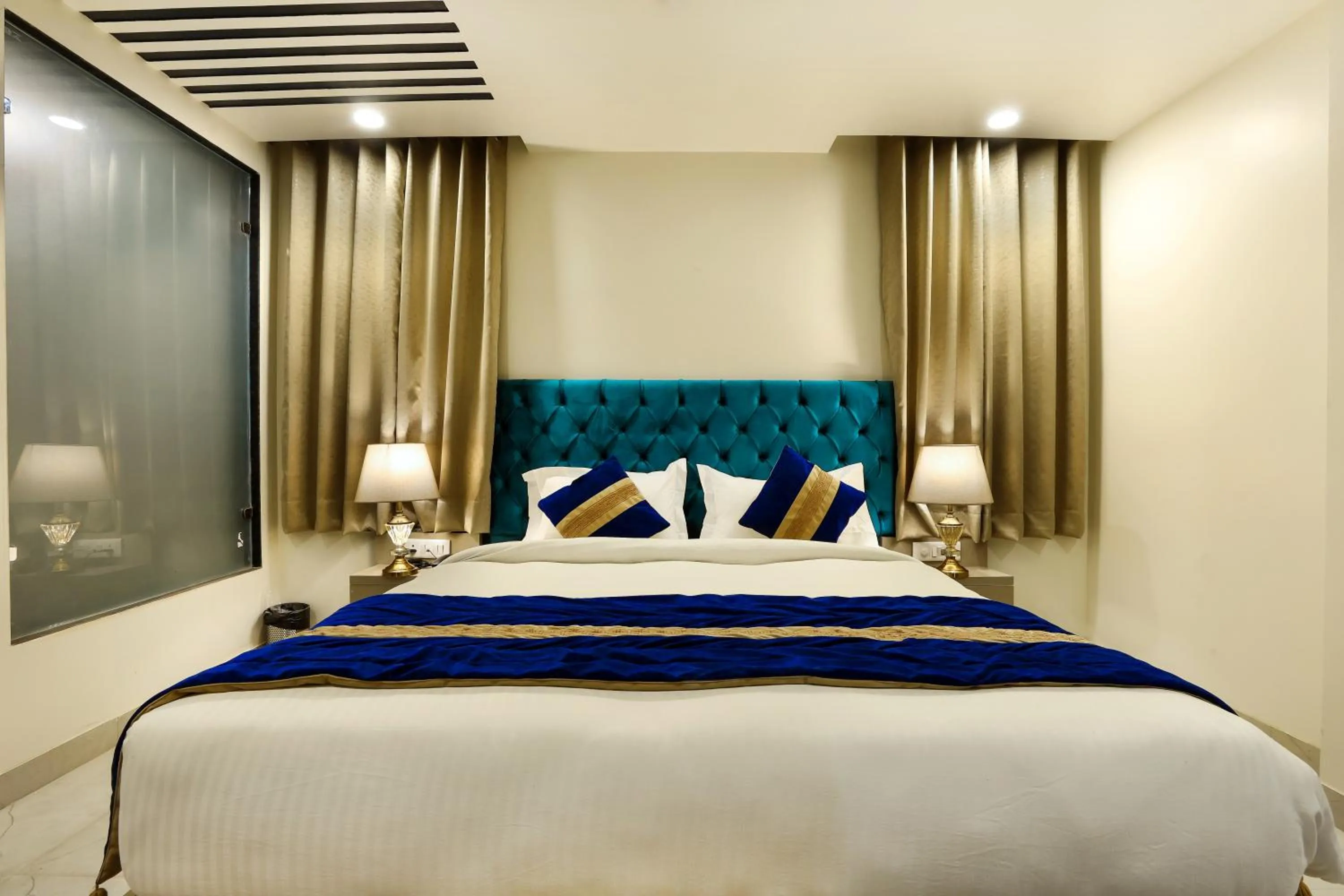 Photo of the whole room, Bed in OPO Hotel Dior,Delhi Airport