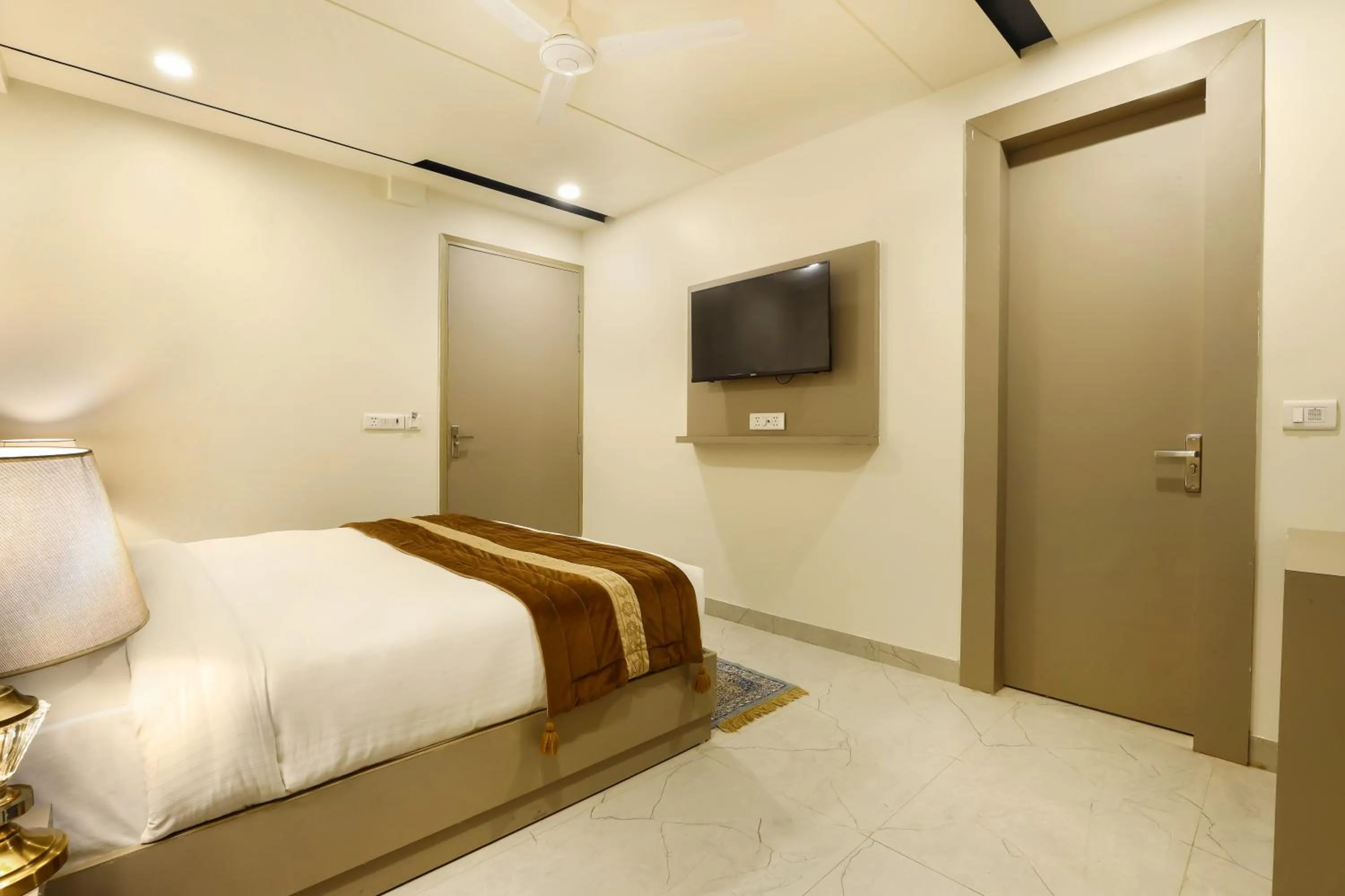 Photo of the whole room, Bed in OPO Hotel Dior,Delhi Airport