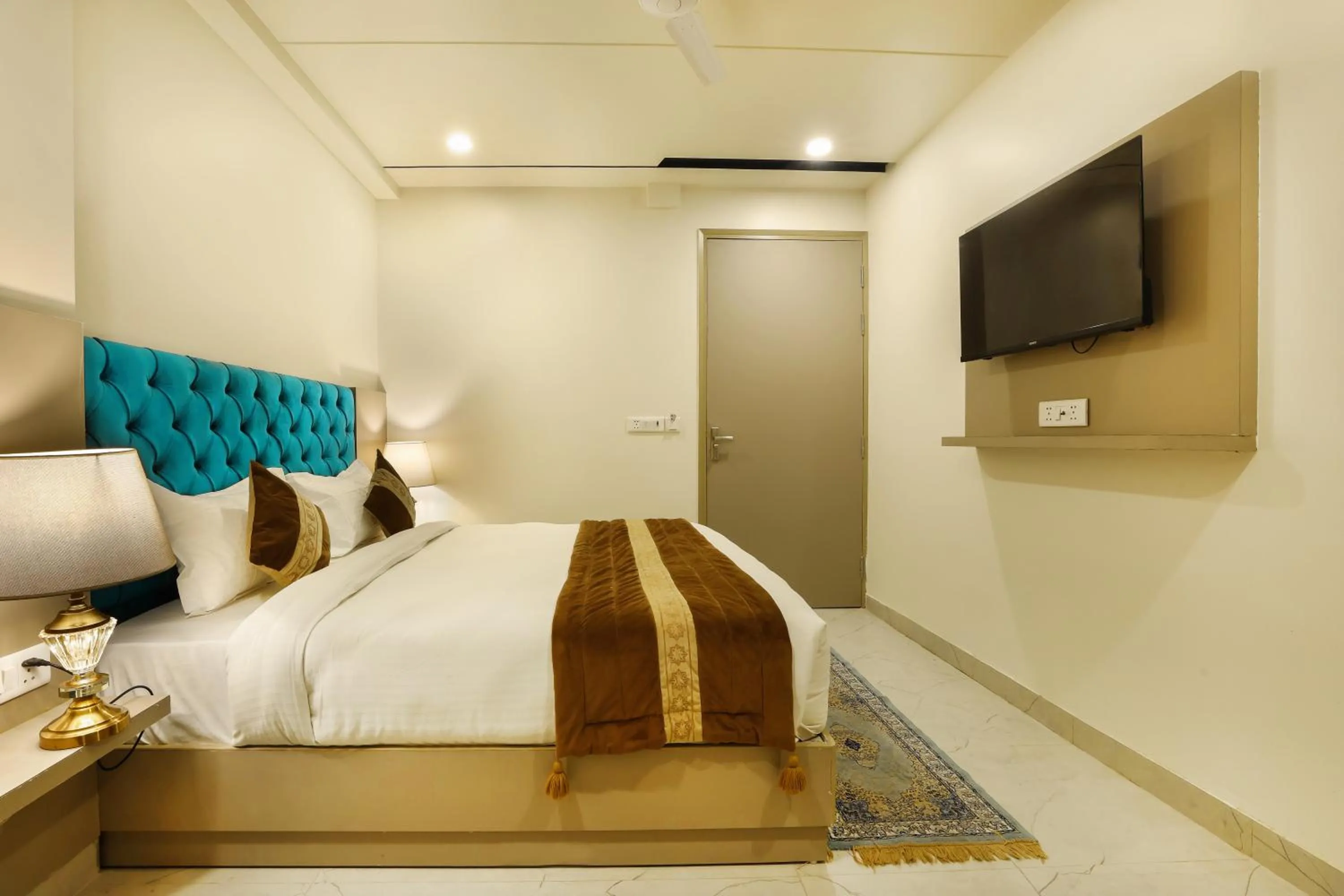 Photo of the whole room, Bed in OPO Hotel Dior,Delhi Airport