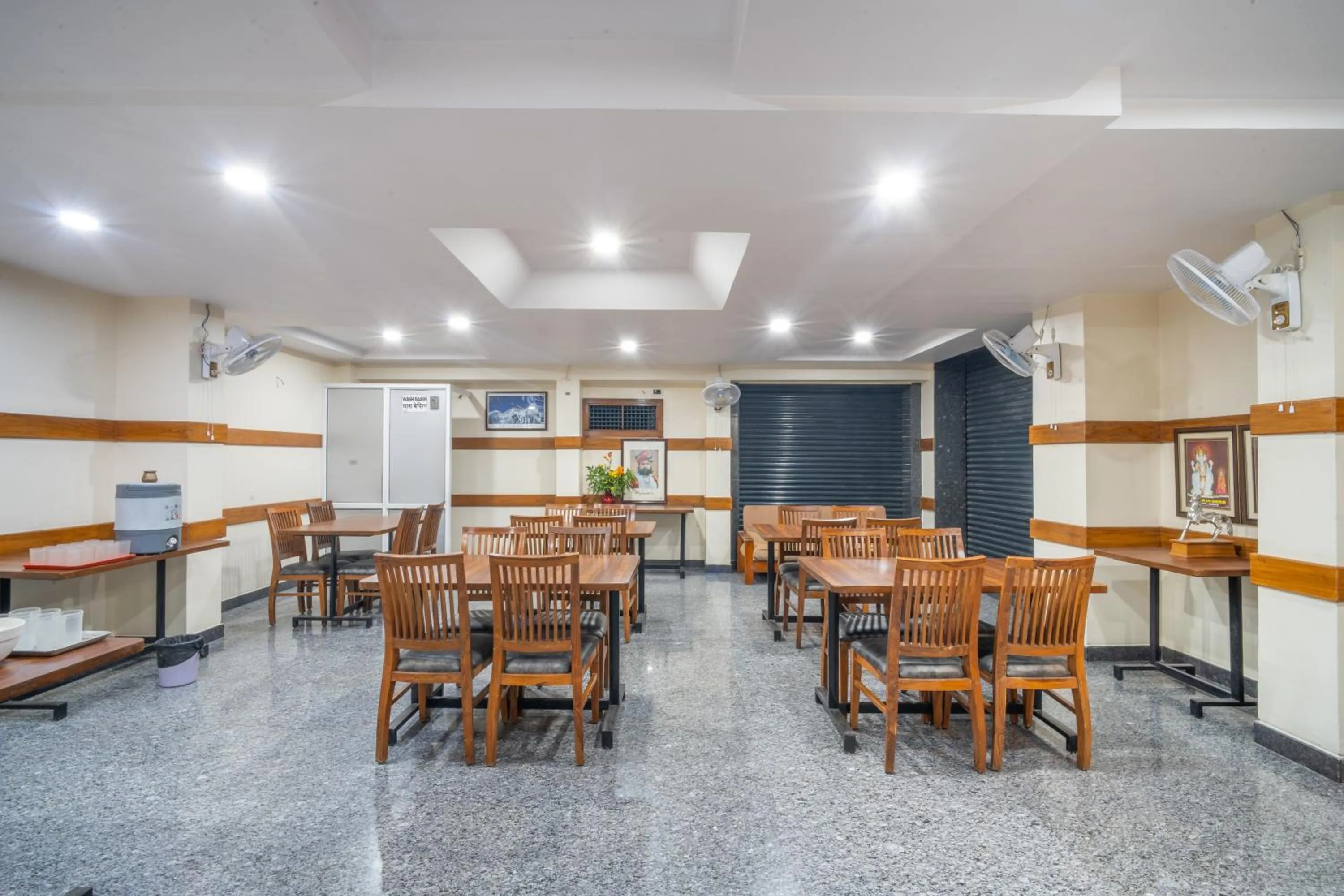 Restaurant/places to eat in Hotel Ville Parle