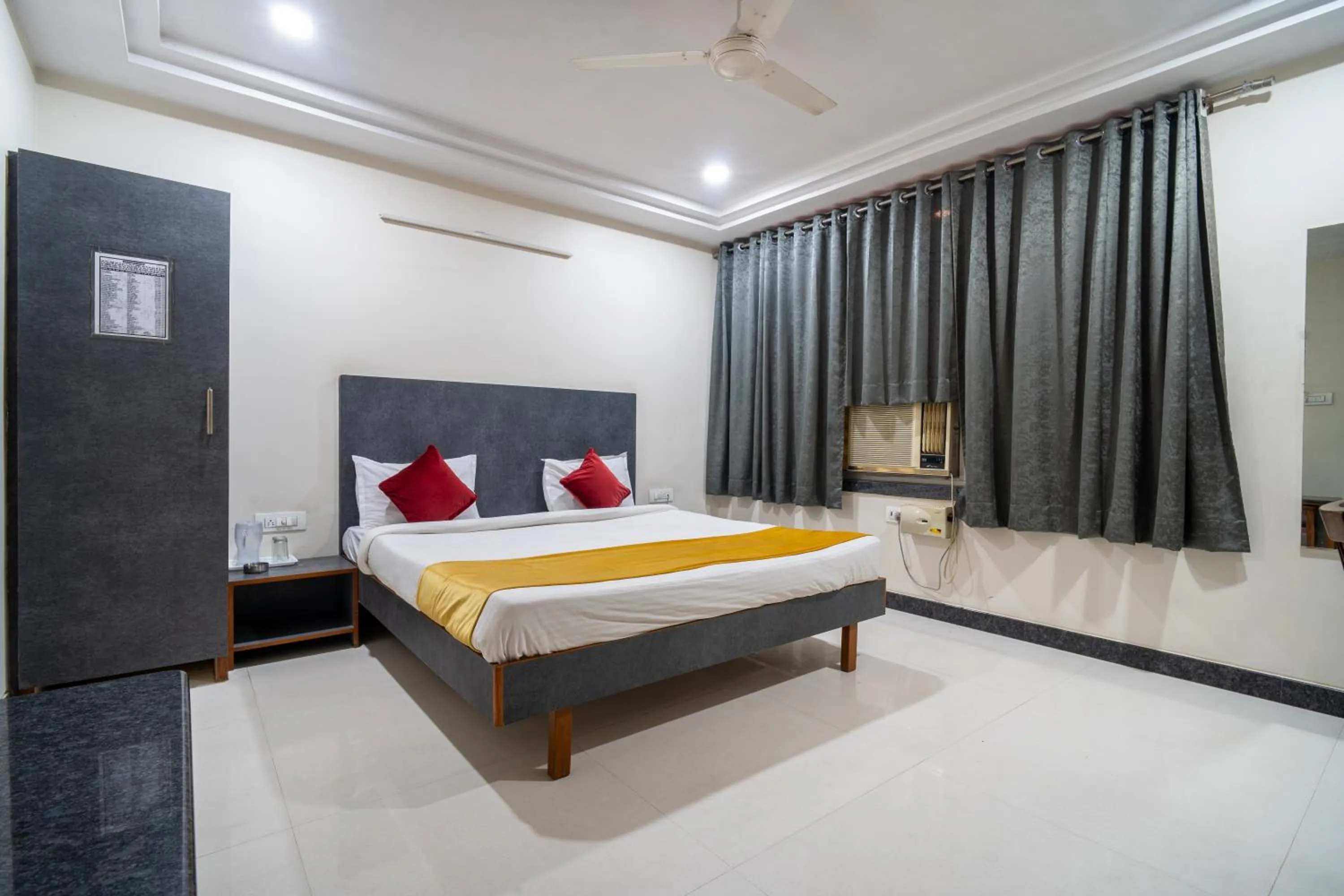 Bedroom, Bed in Hotel Ville Parle