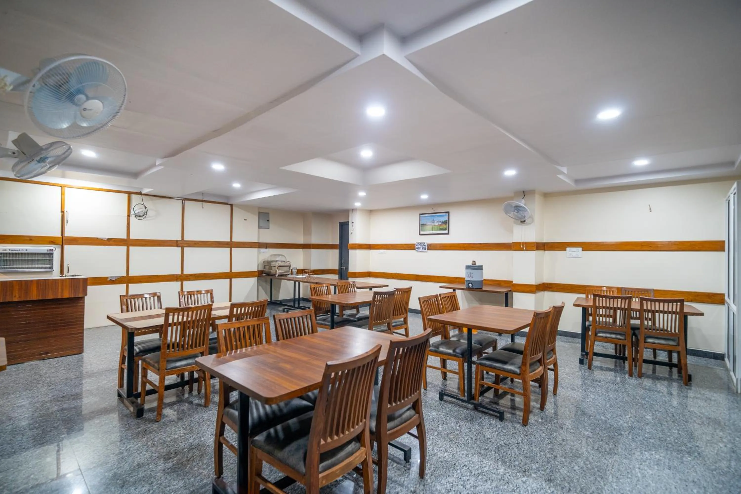 Restaurant/places to eat in Hotel Ville Parle