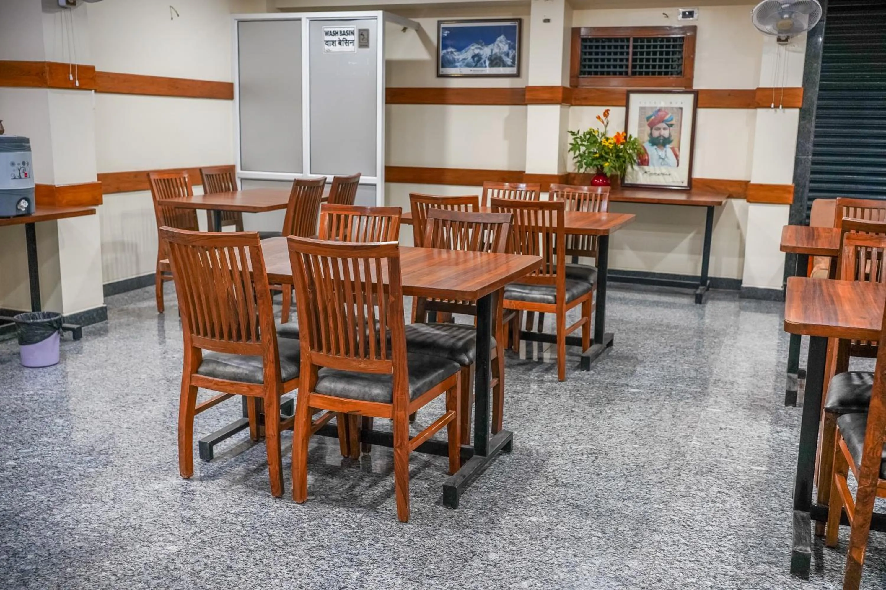 Restaurant/places to eat in Hotel Ville Parle