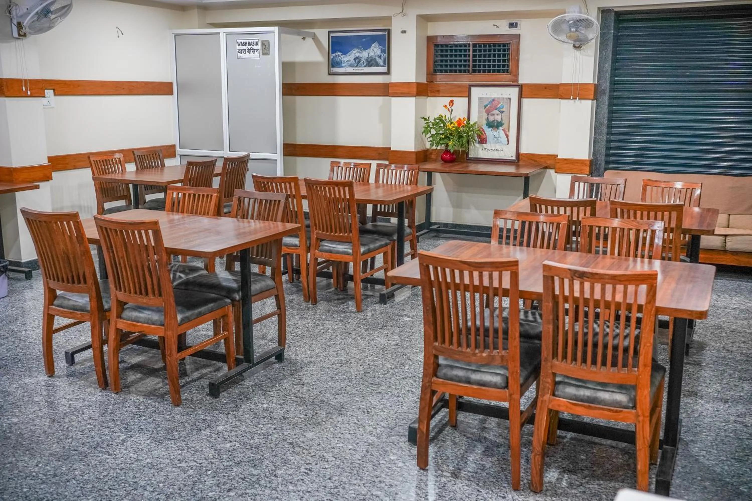 Restaurant/places to eat in Hotel Ville Parle