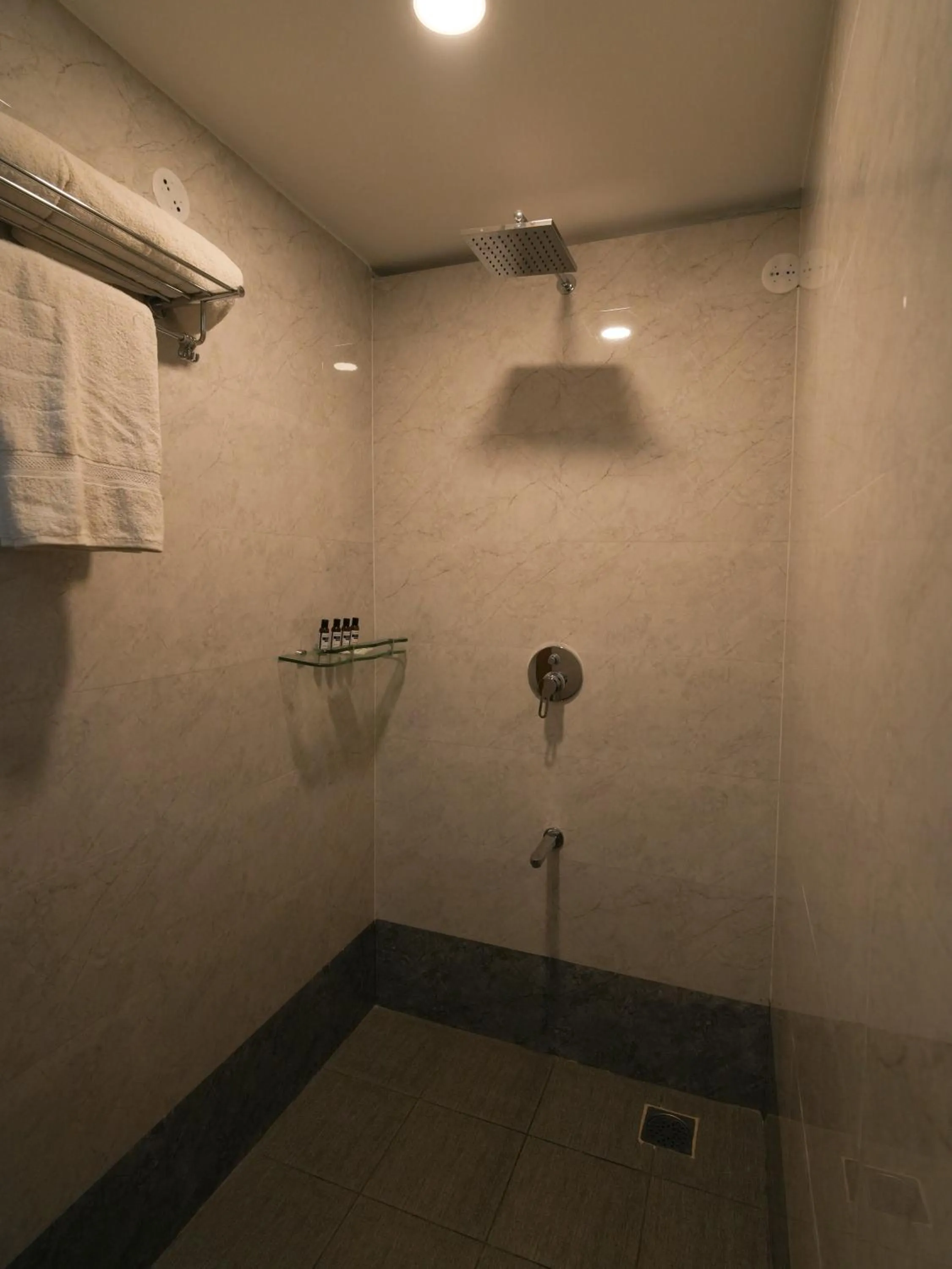 Shower in MGM Whispering Wind's Yelagiri