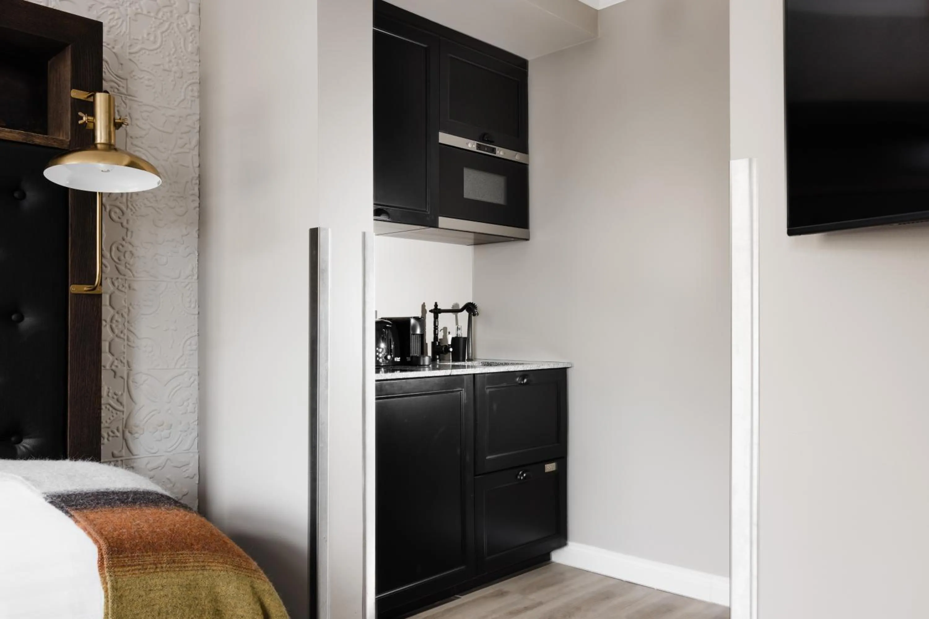 Kitchen or kitchenette, Bed in ODDSSON Downtown Hotel