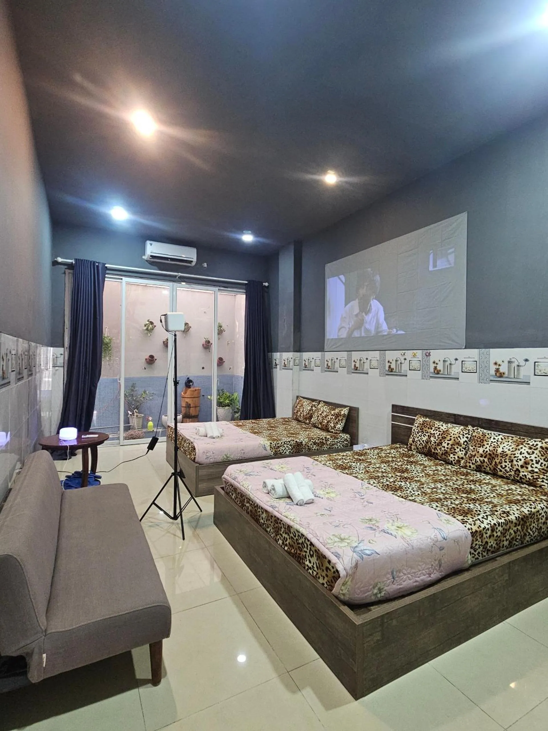 Communal lounge/ TV room, Bed in Hoa Hồng Hotel Ho Chi Minh City