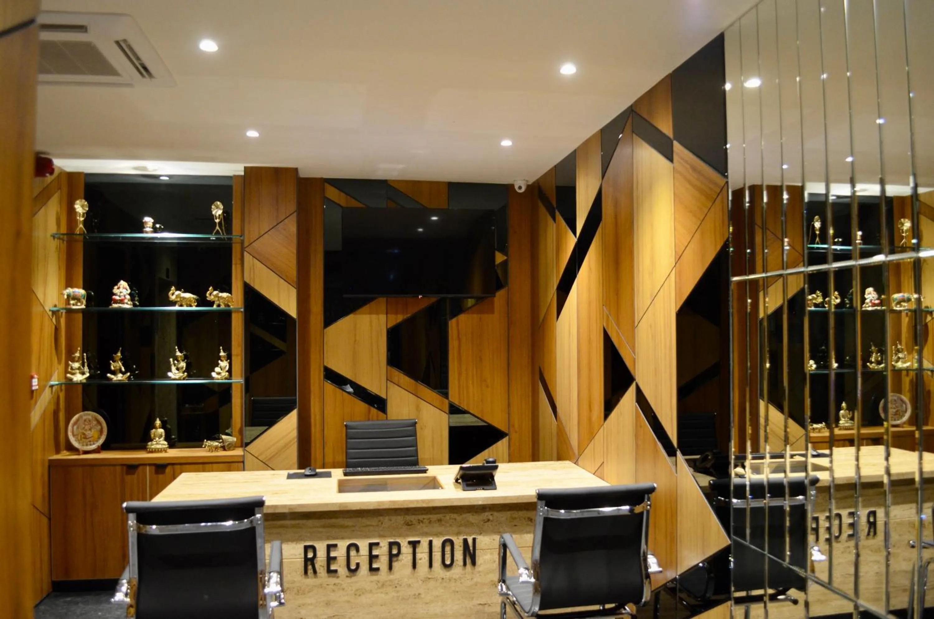 Lobby or reception in CITY LAKE HOTEL