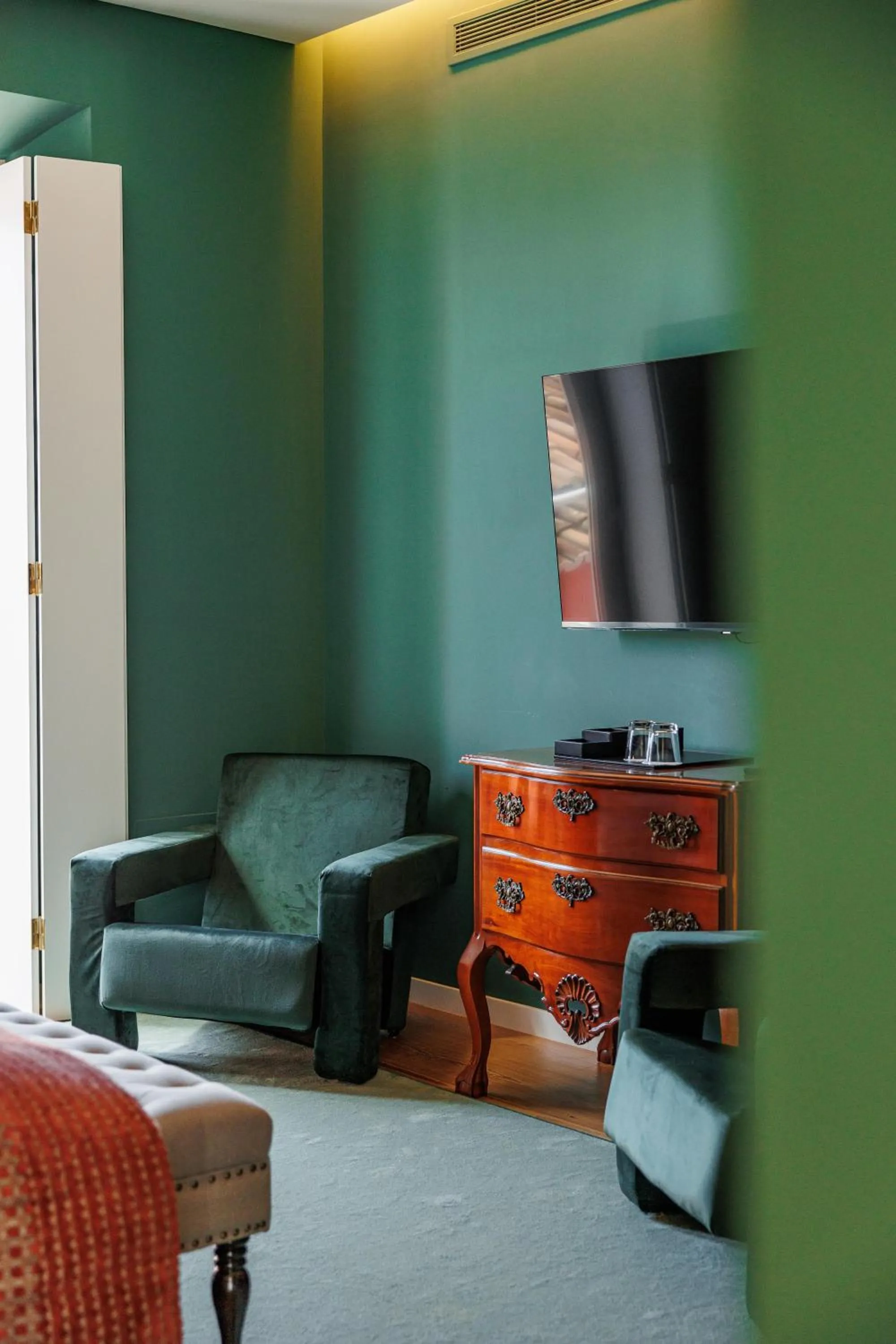 TV and multimedia in Solar dos Cantos Botanic House & Garden