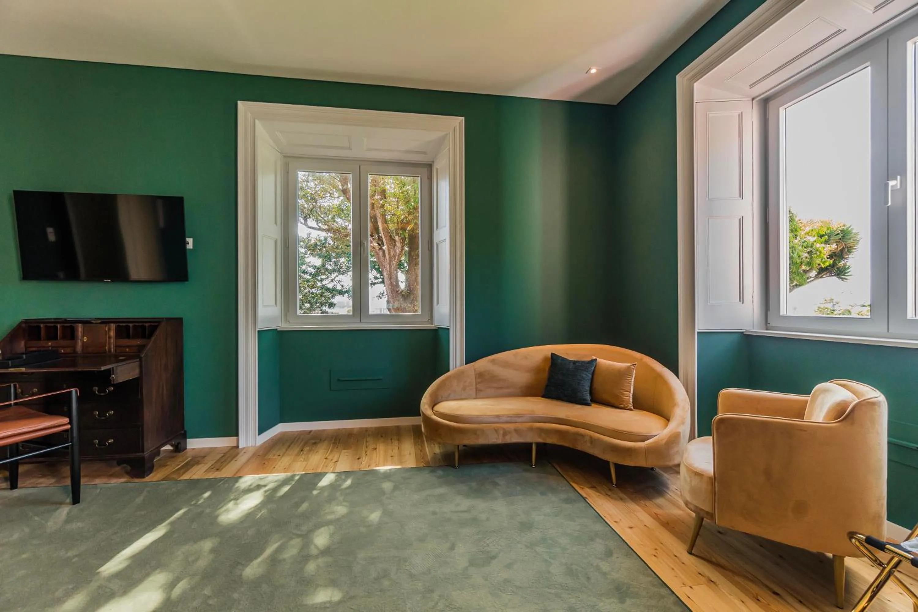 TV and multimedia in Solar dos Cantos Botanic House & Garden