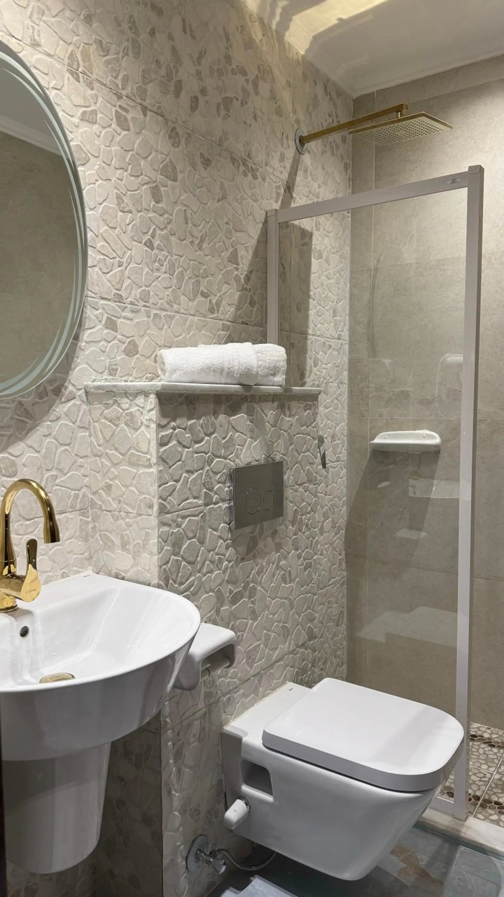 Shower in BrassAlmas Pyramids Hotel