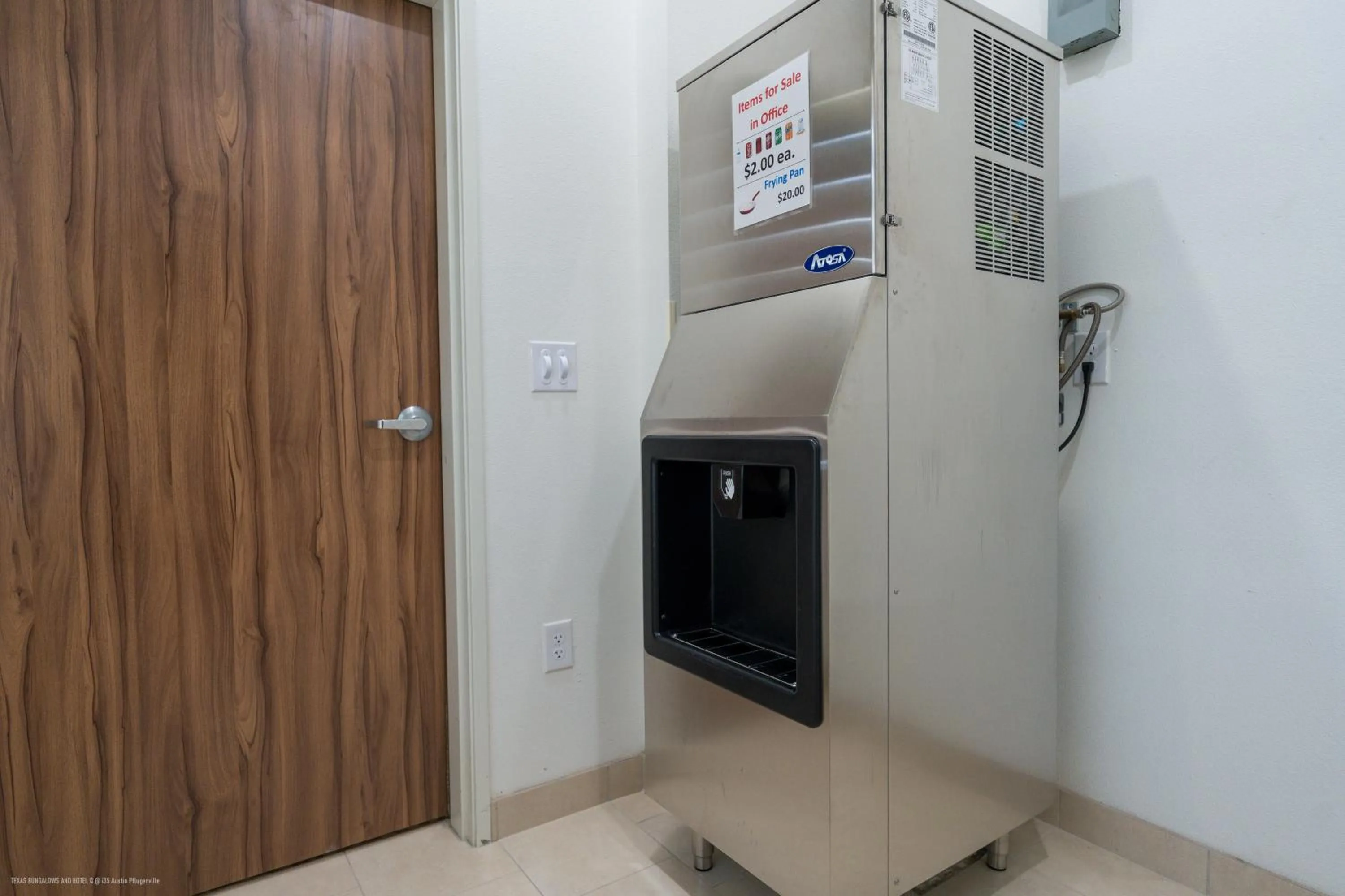 vending machine in Texas Bungalows Hotel and Hotel Que at i35 Austin Pflugerville