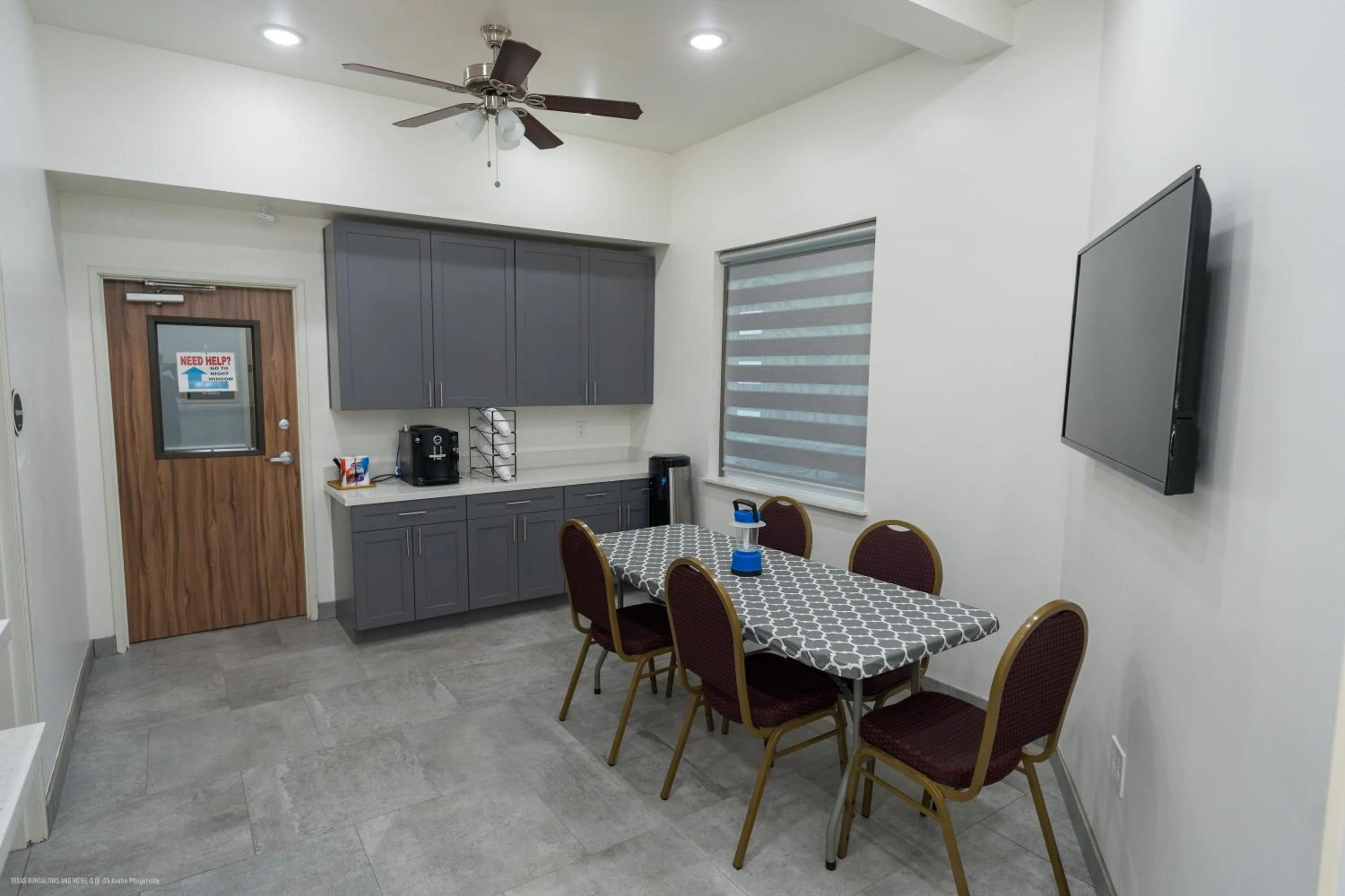 Communal lounge/ TV room in Texas Bungalows Hotel and Hotel Que at i35 Austin Pflugerville