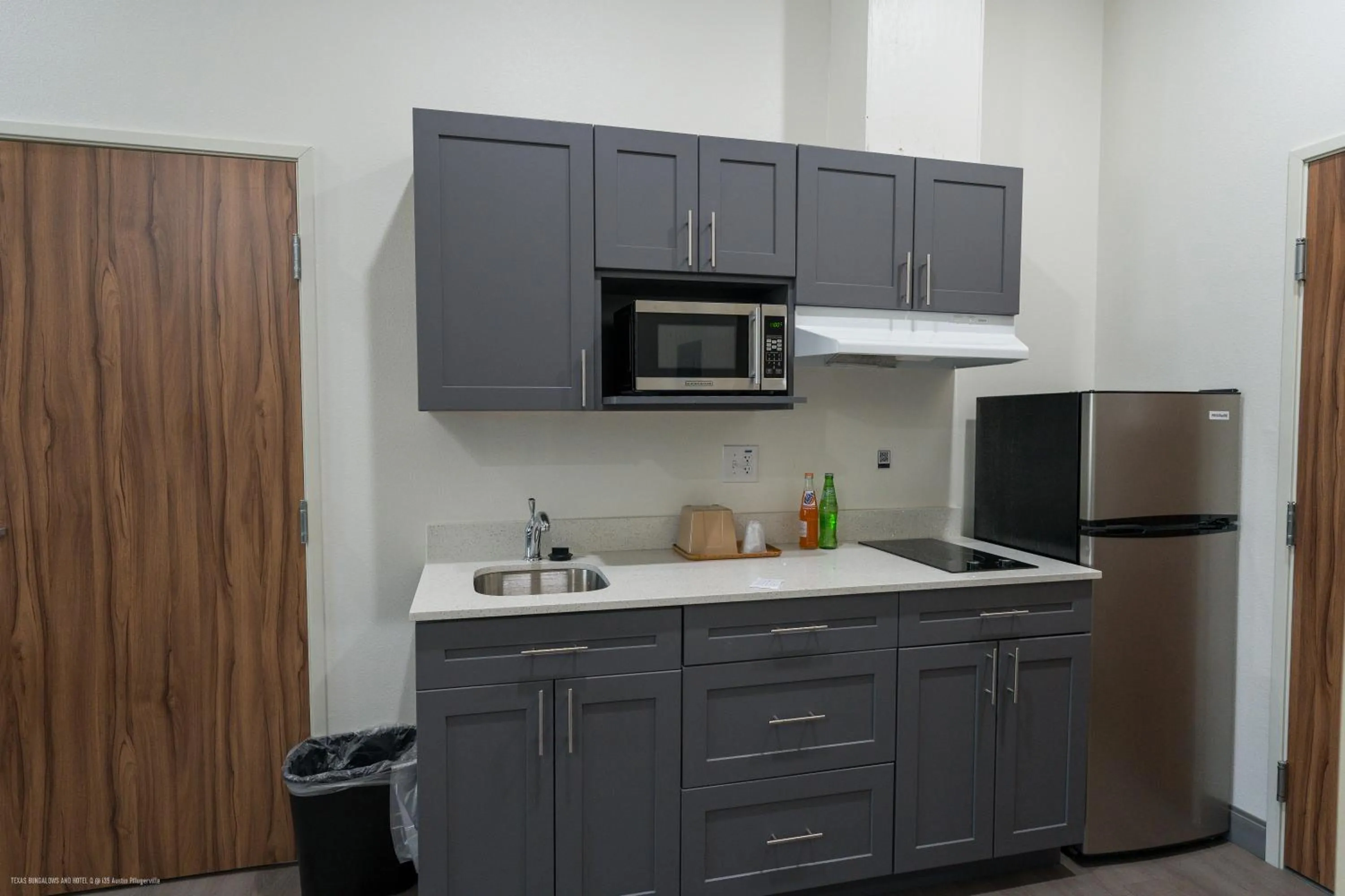 Kitchen or kitchenette in Texas Bungalows Hotel and Hotel Que at i35 Austin Pflugerville