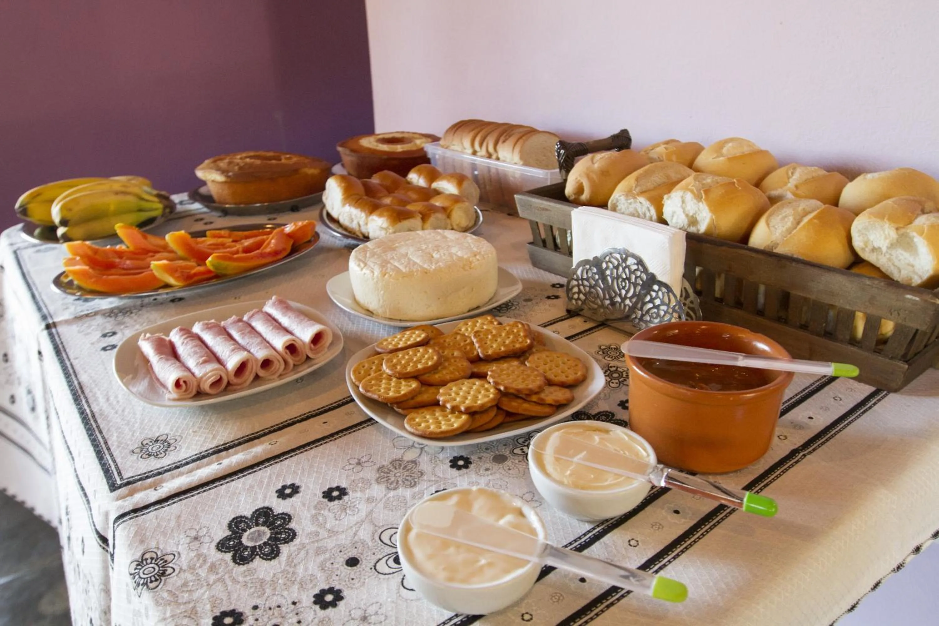 Buffet breakfast in Pousada Céu de Luz - Próximo a Monte Verde