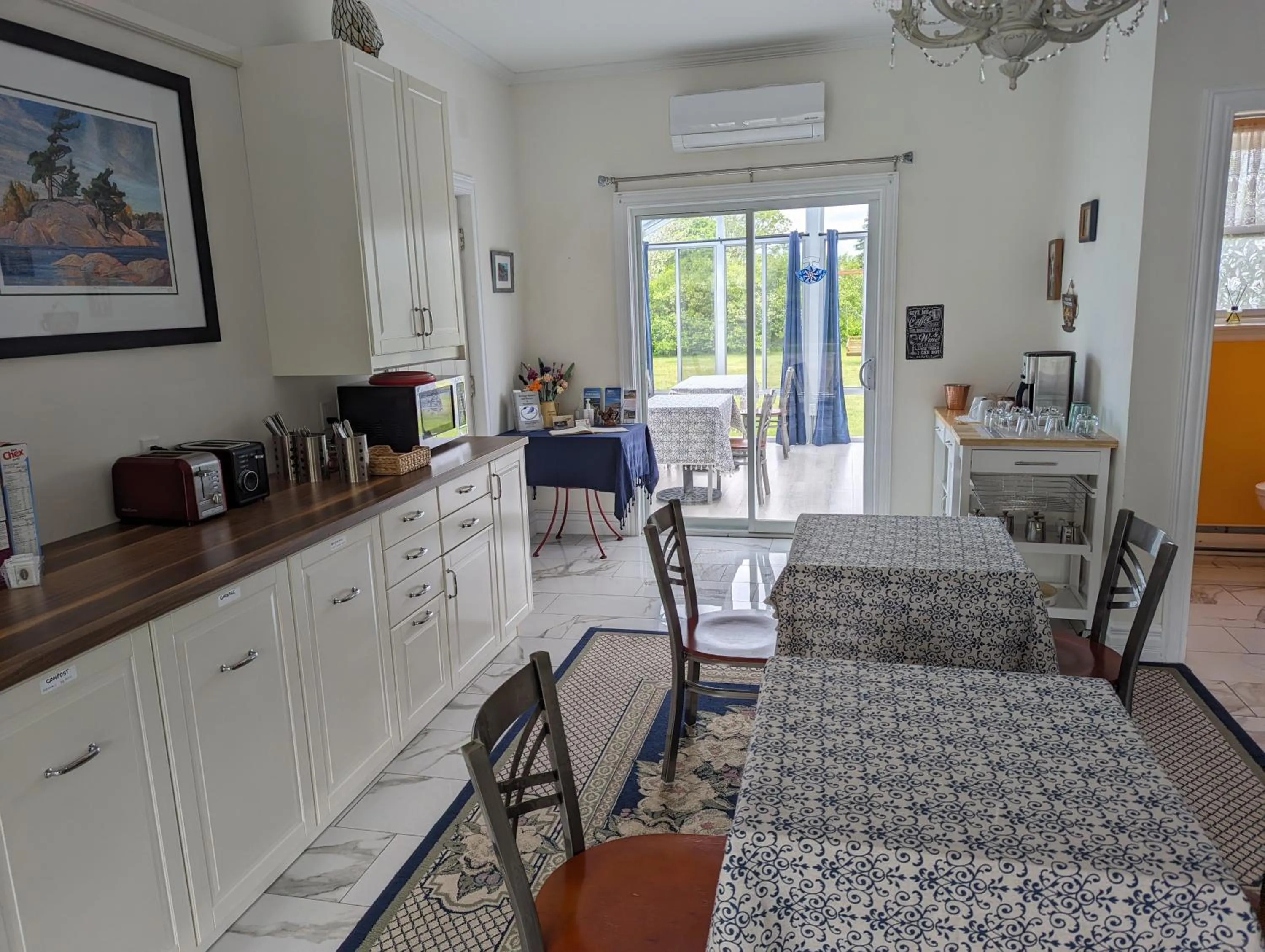 Coffee/tea facilities in The Parrsboro Mansion Inn