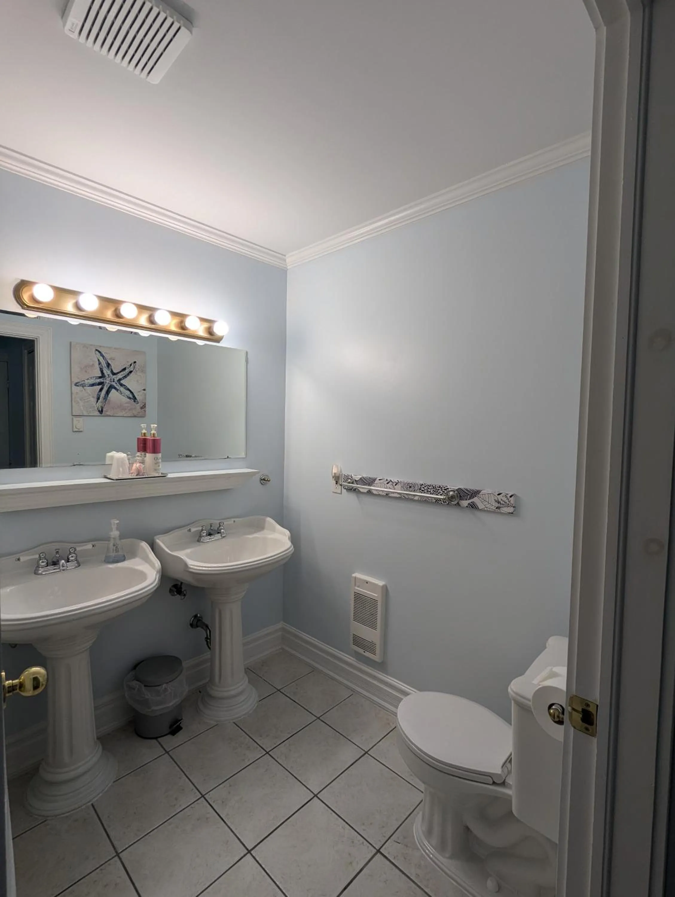 Shower in The Parrsboro Mansion Inn