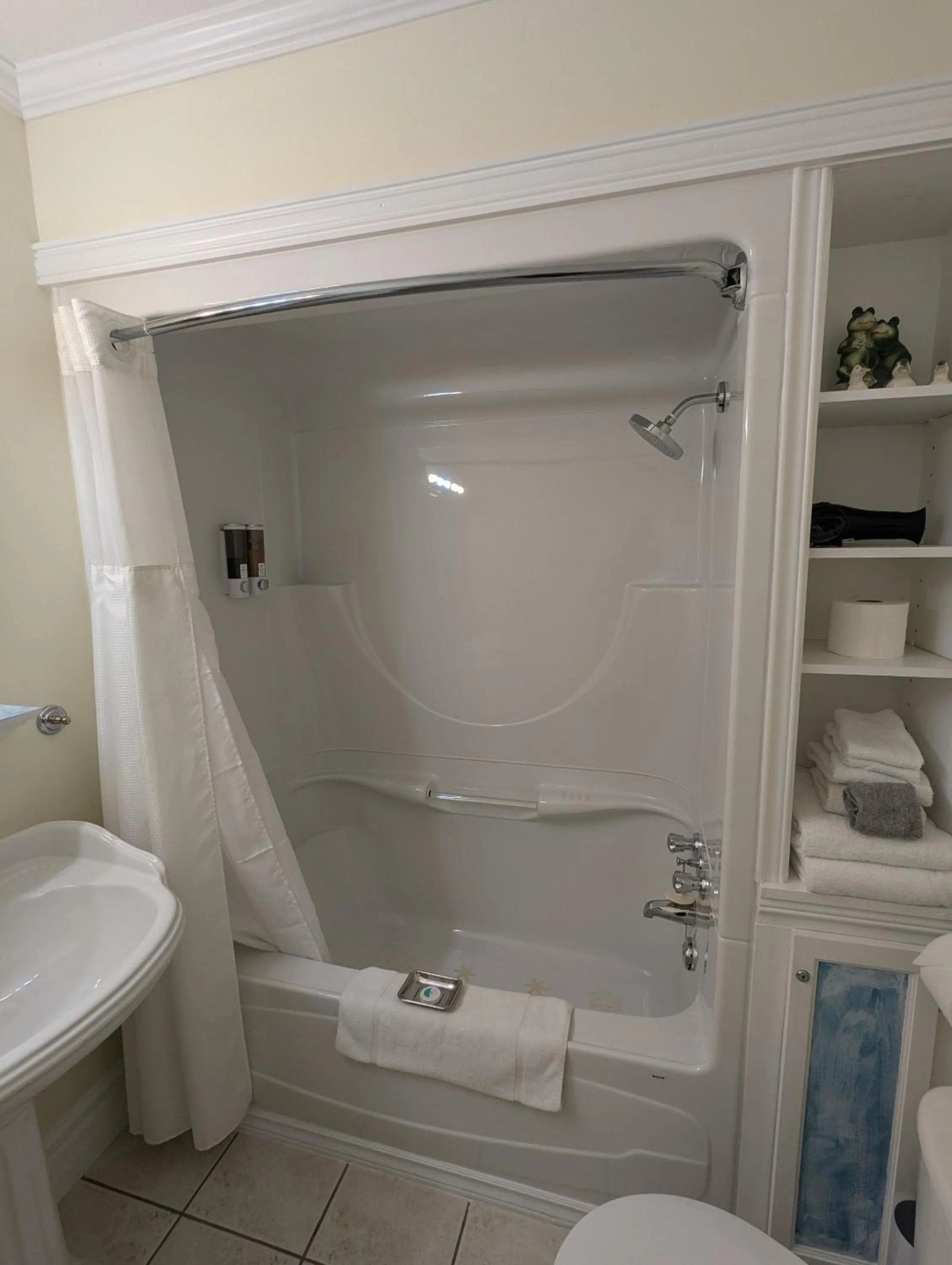 Shower in The Parrsboro Mansion Inn