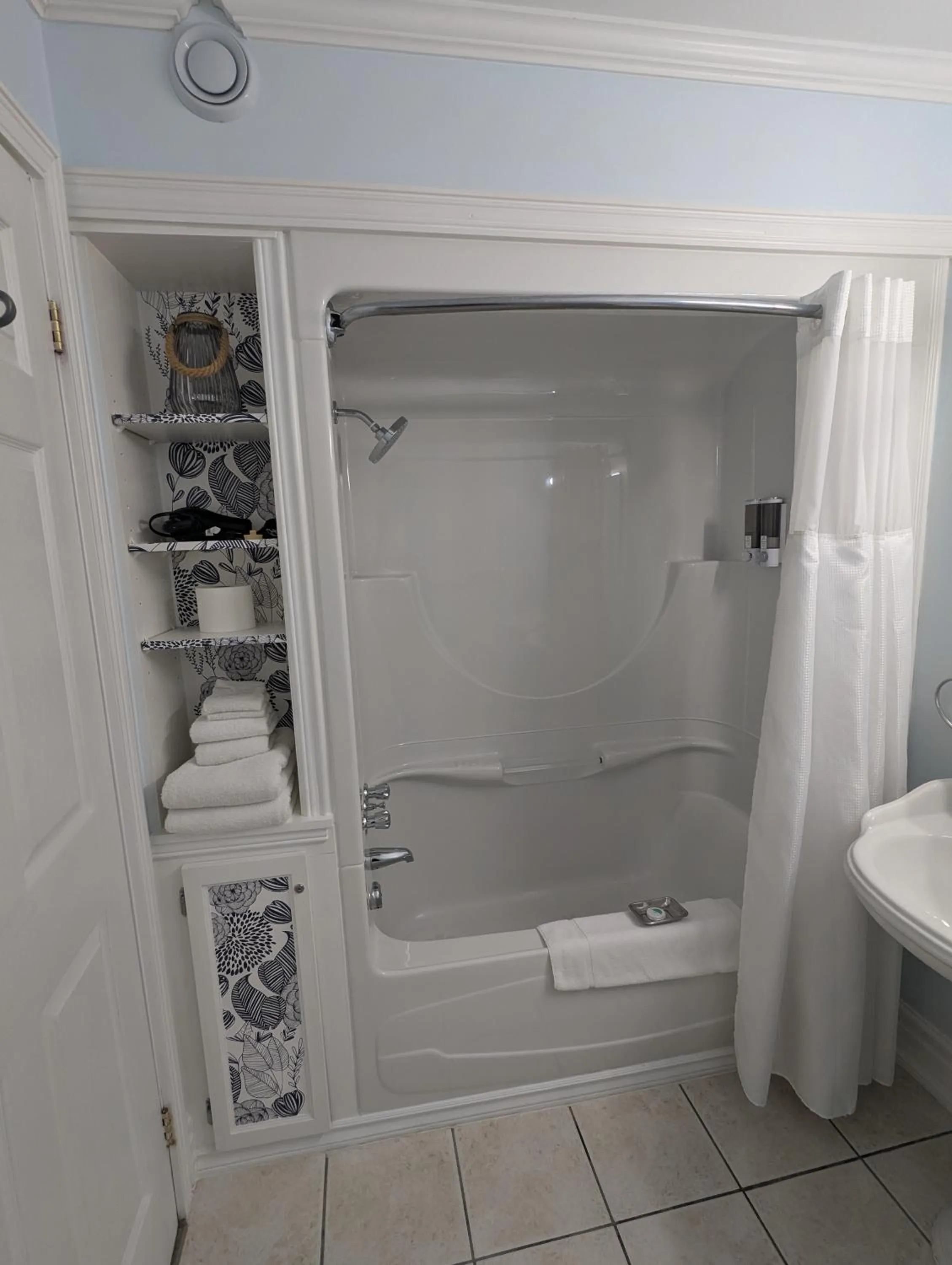 Shower in The Parrsboro Mansion Inn