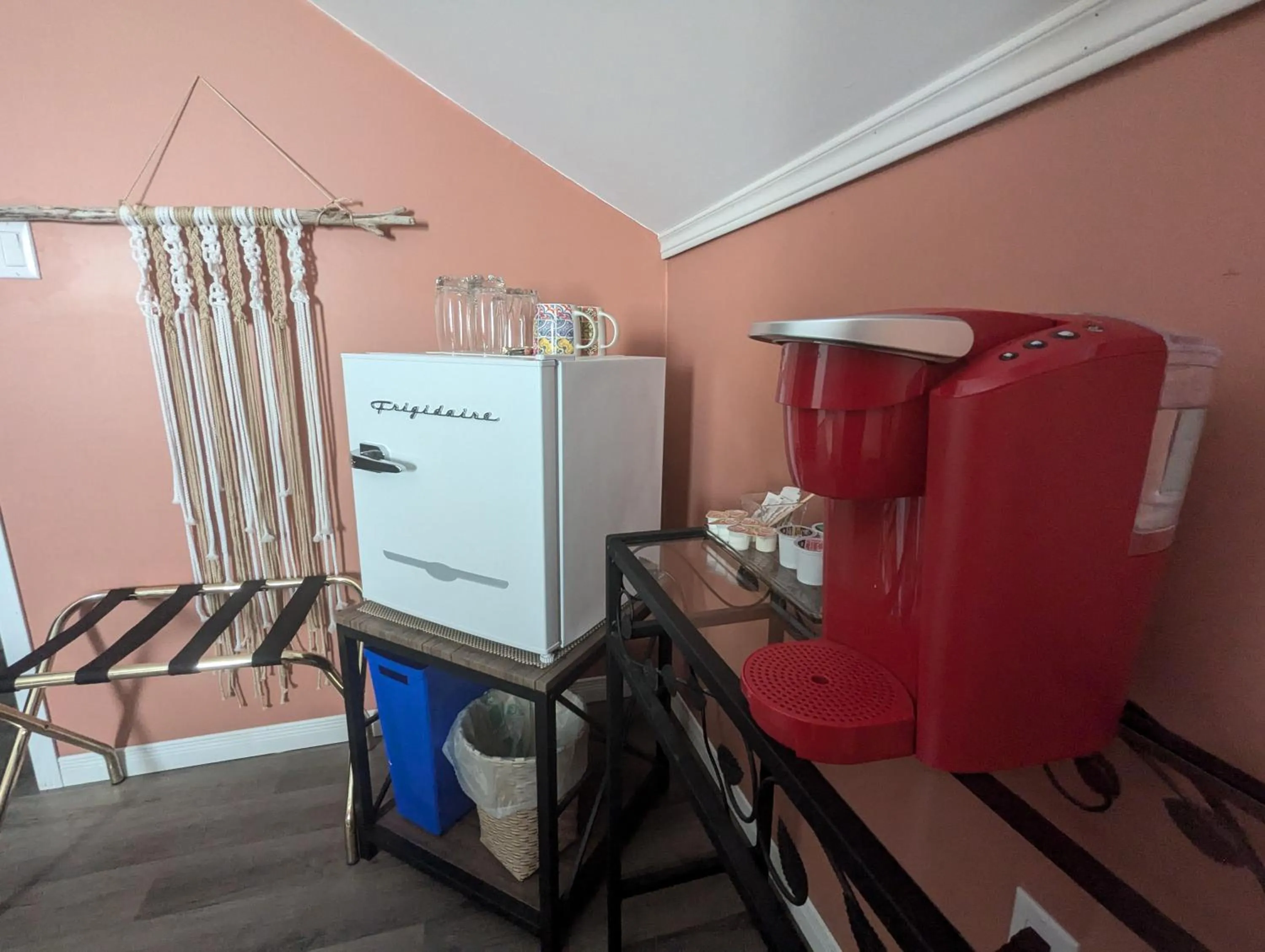 Coffee/tea facilities in The Parrsboro Mansion Inn