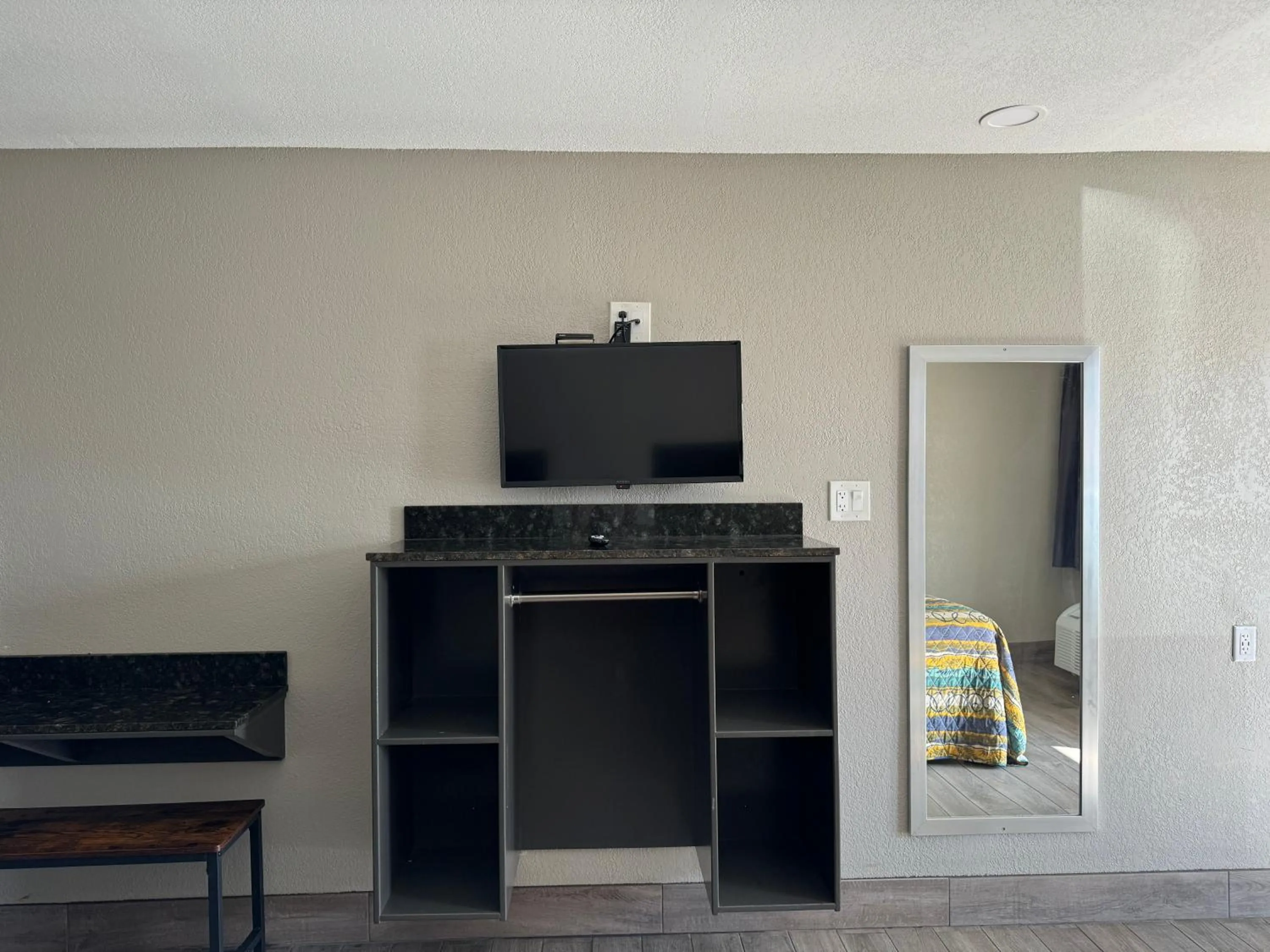 TV and multimedia in Nola Inn & Suites