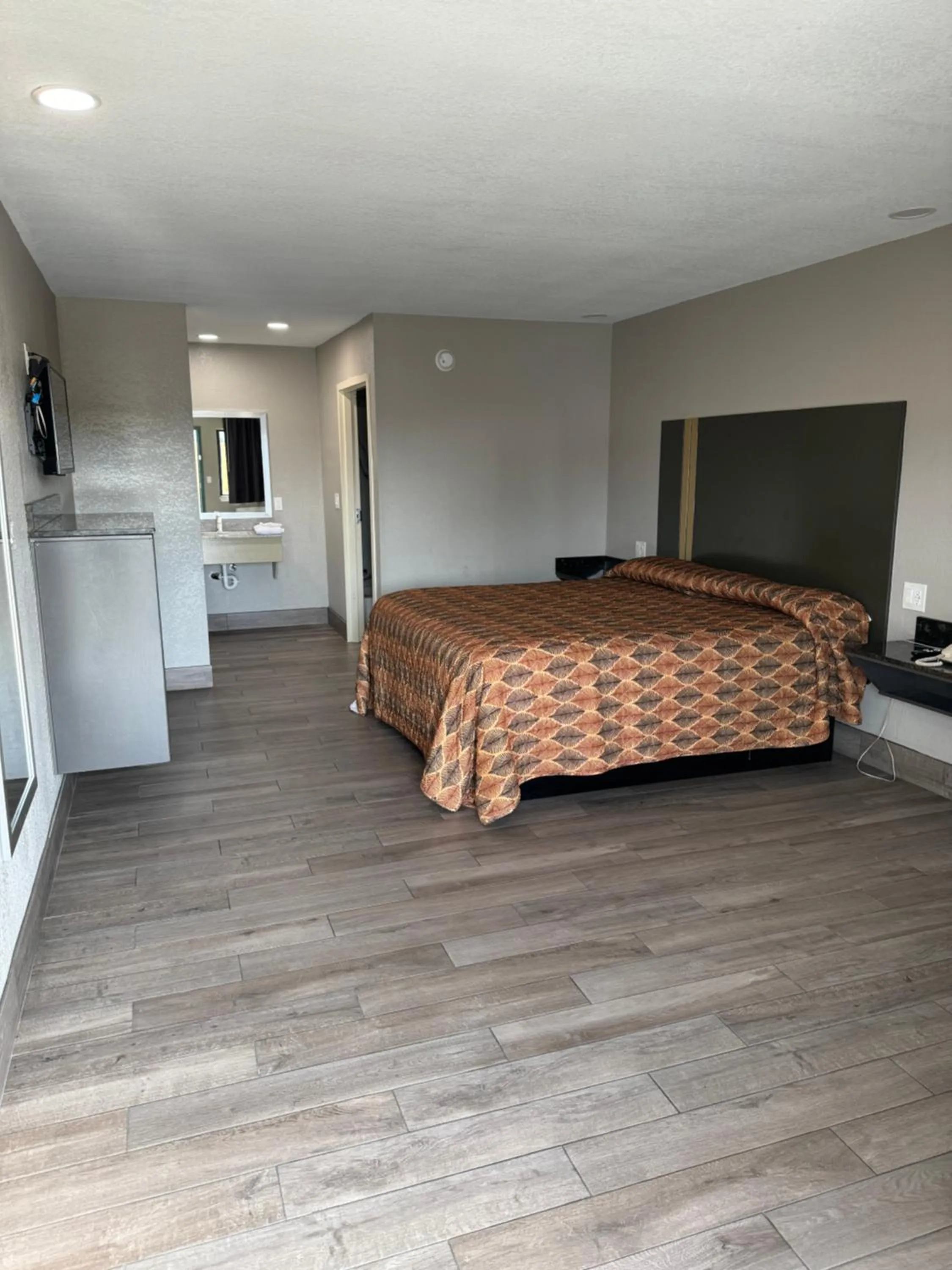 Bed in Nola Inn & Suites