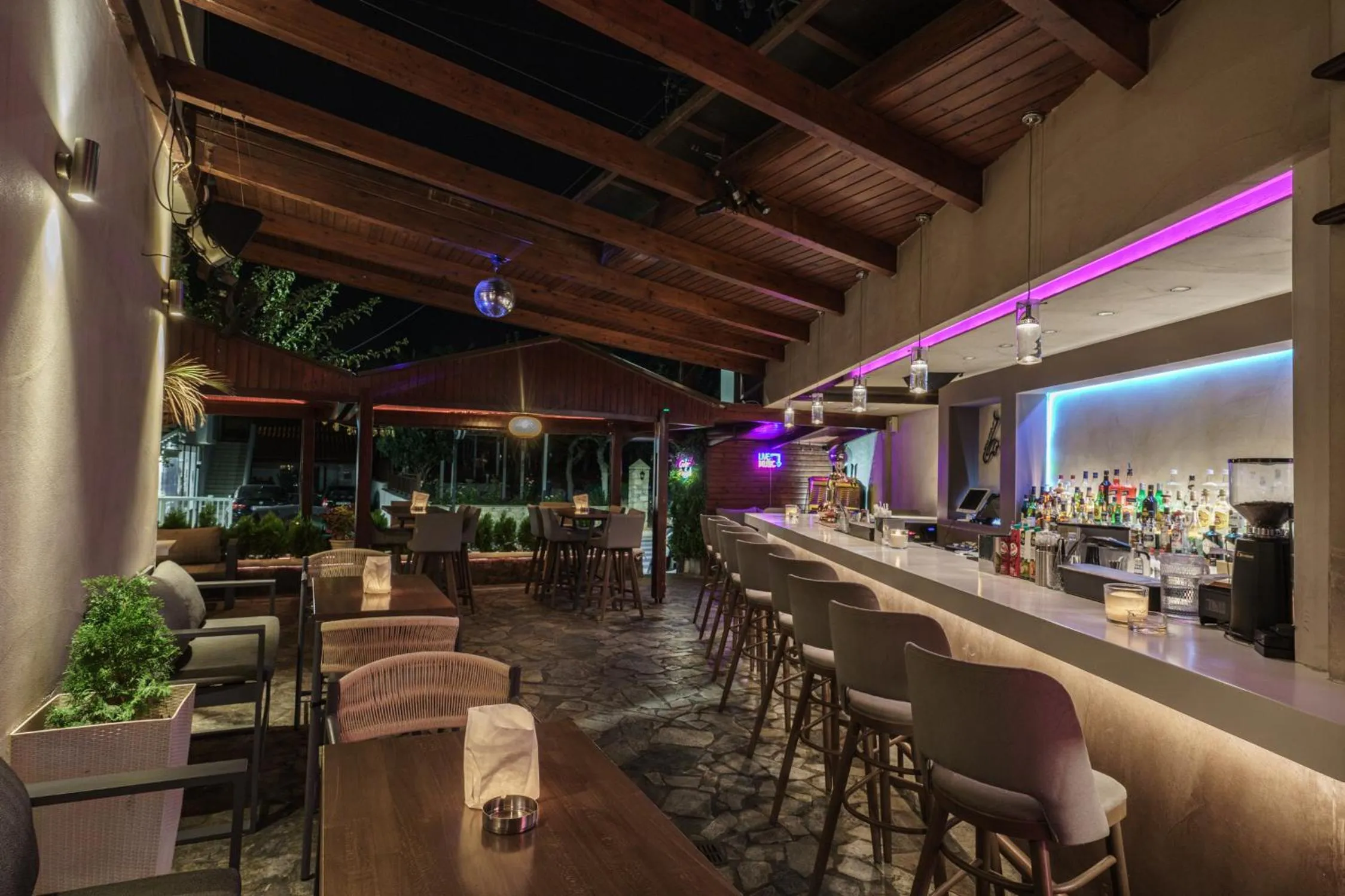 Lounge or bar in Axos