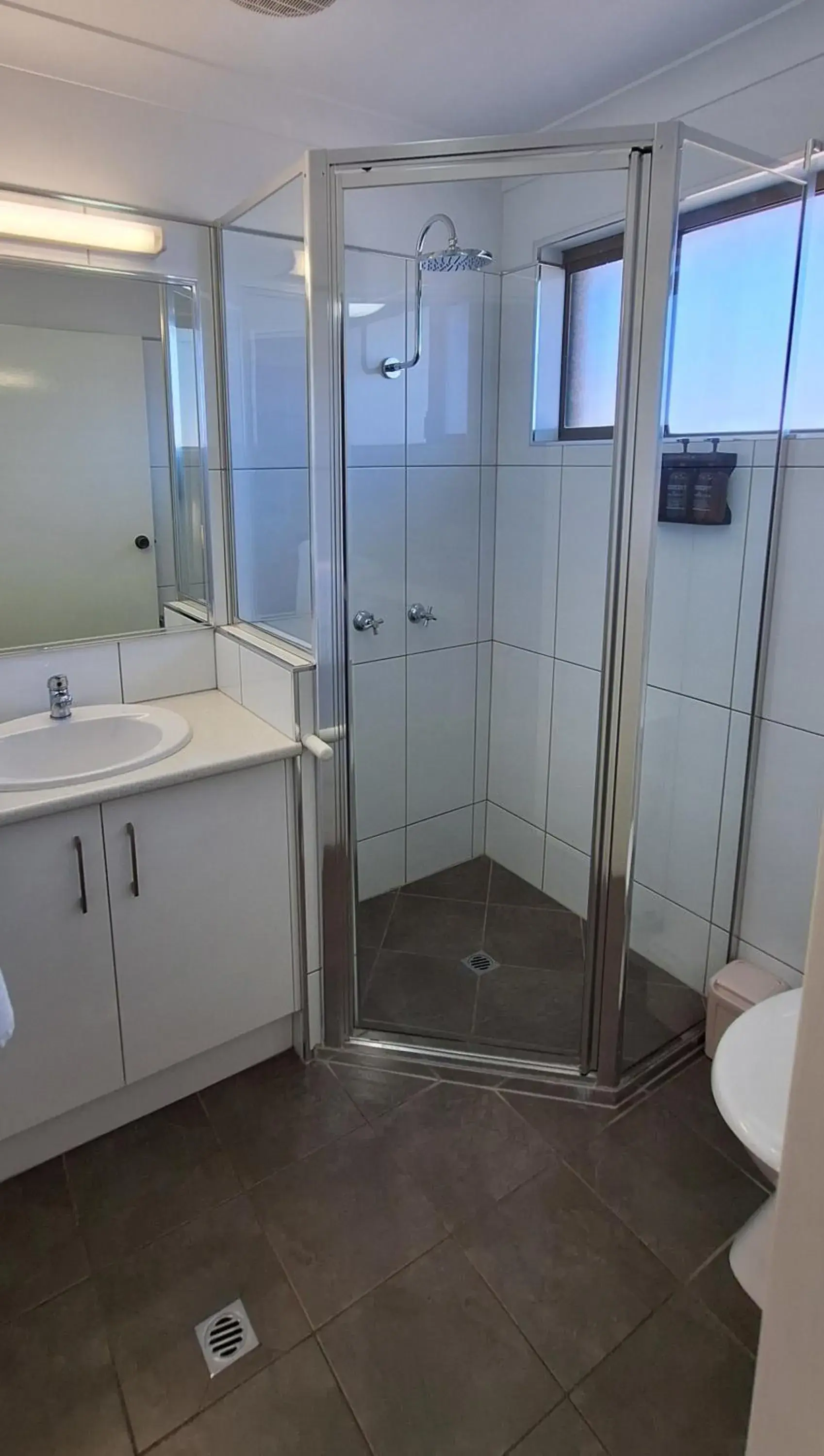 Deluxe Queen Room in Macintyre Motor Inn Deluxe Queen Room in Macintyre Motor Inn