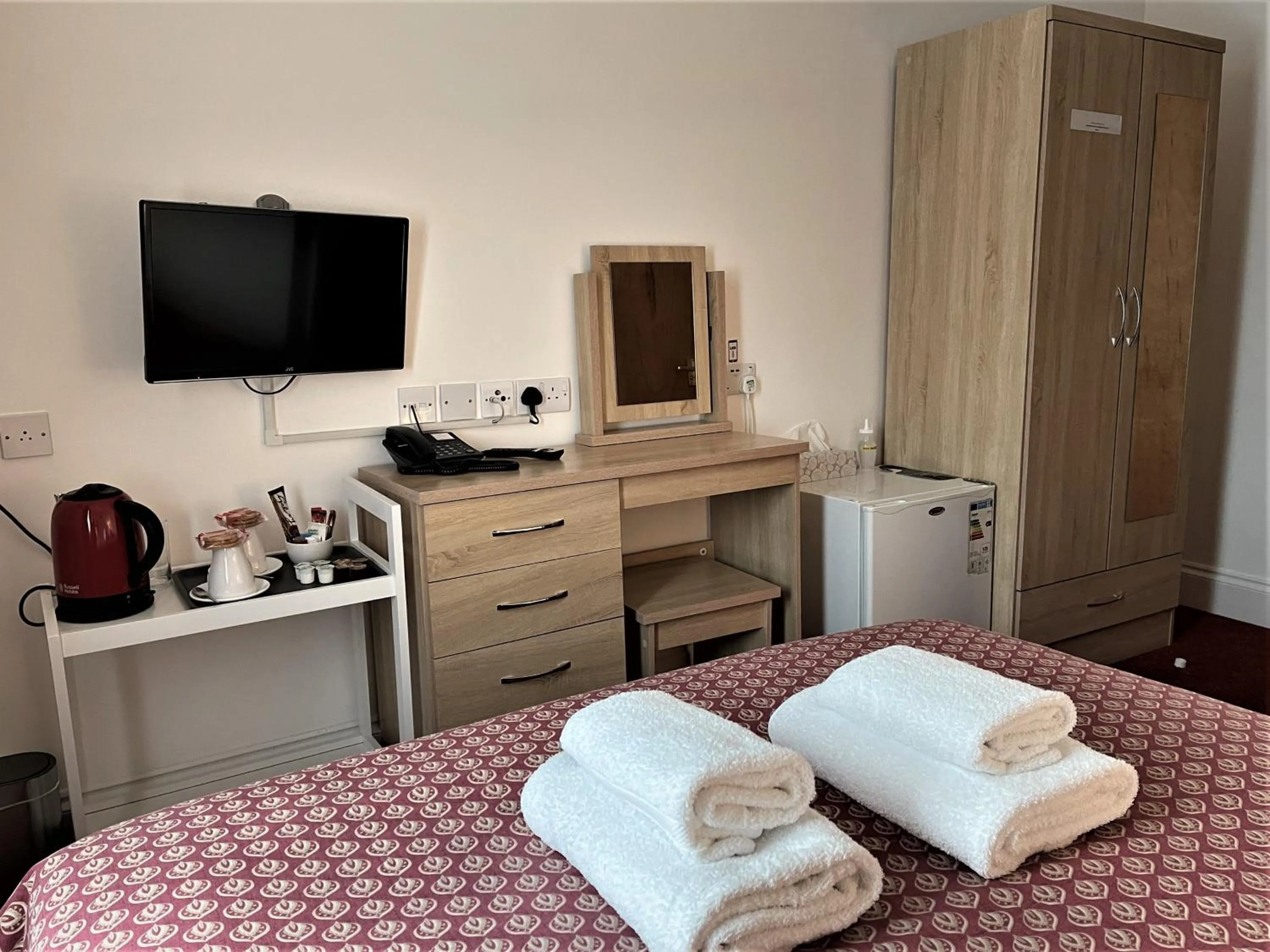 Photo of the whole room, Bed in The Gateway Hotel