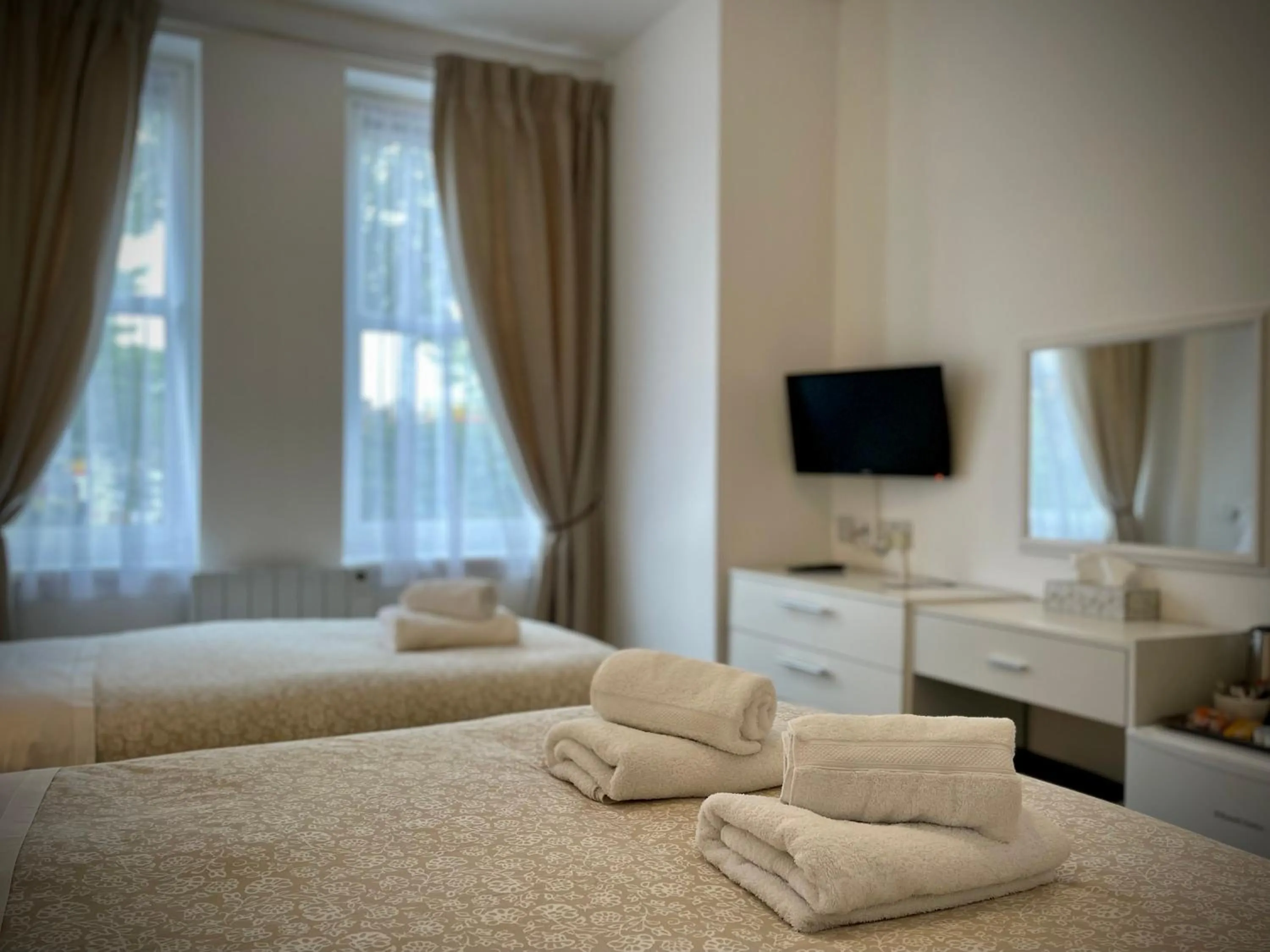 Bedroom, Bed in The Gateway Hotel