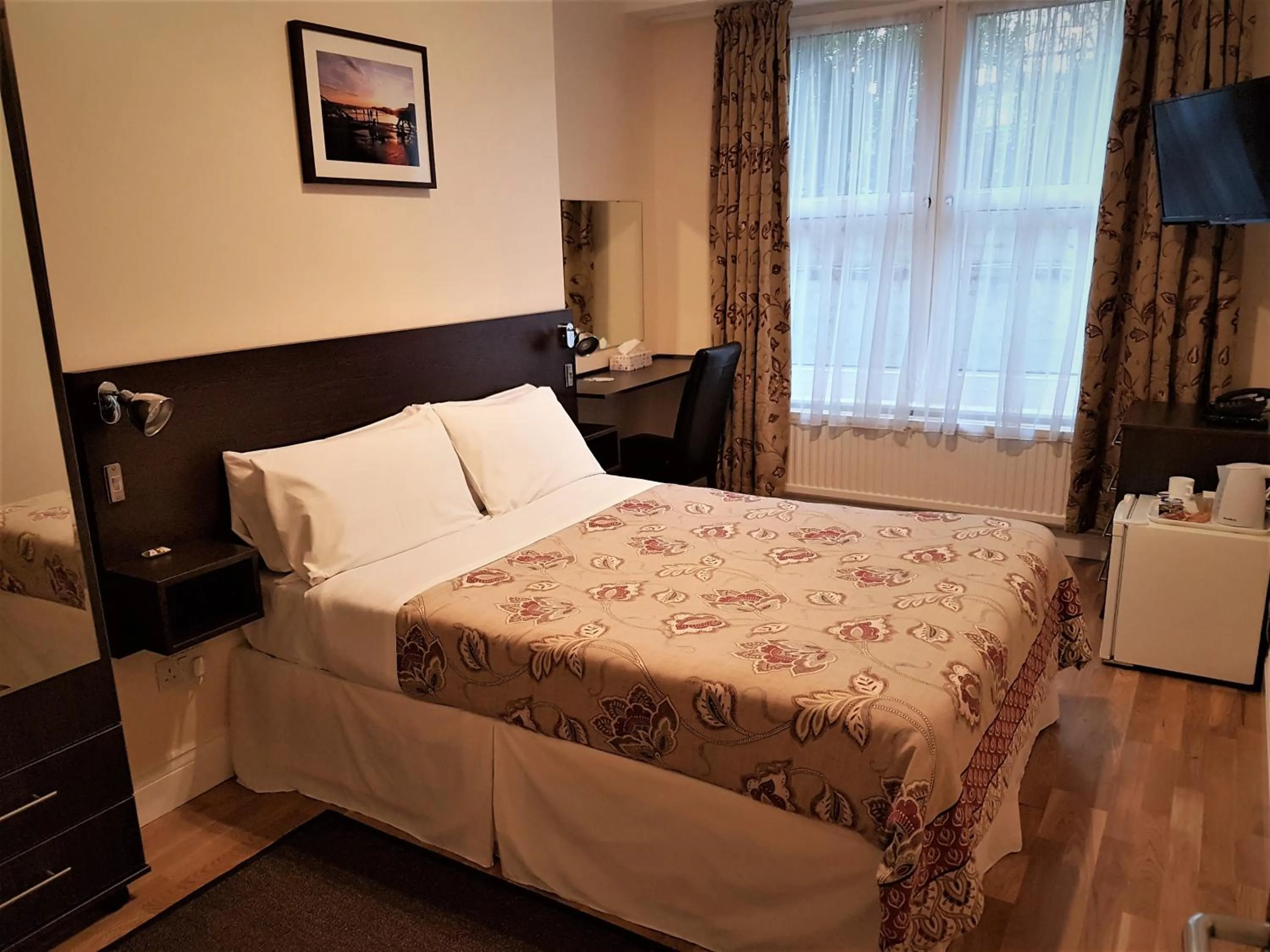 Photo of the whole room, Bed in The Gateway Hotel