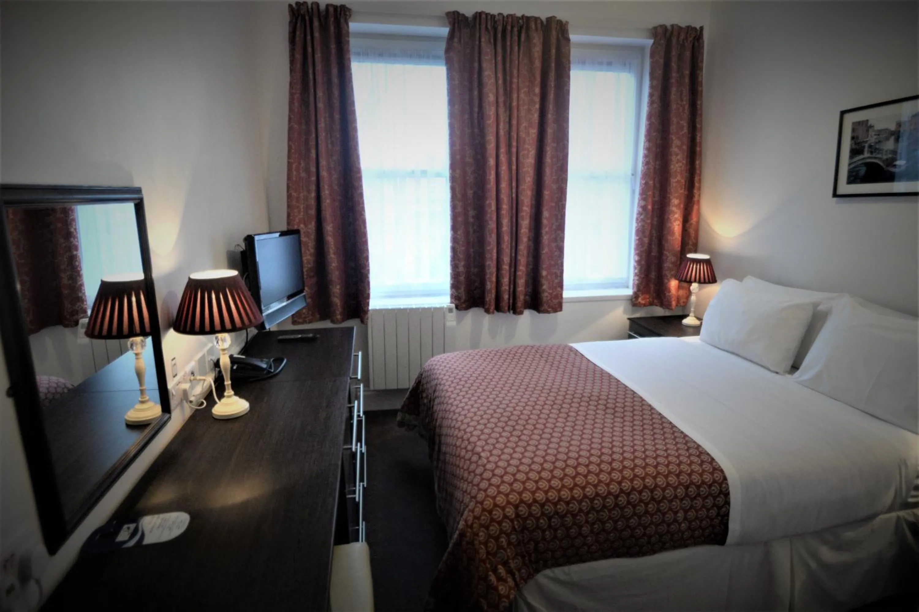 Photo of the whole room, Bed in The Gateway Hotel