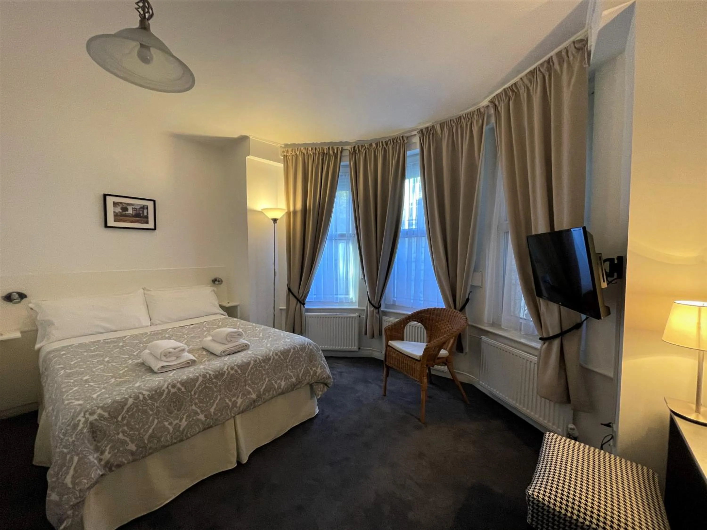 Photo of the whole room, Bed in The Gateway Hotel