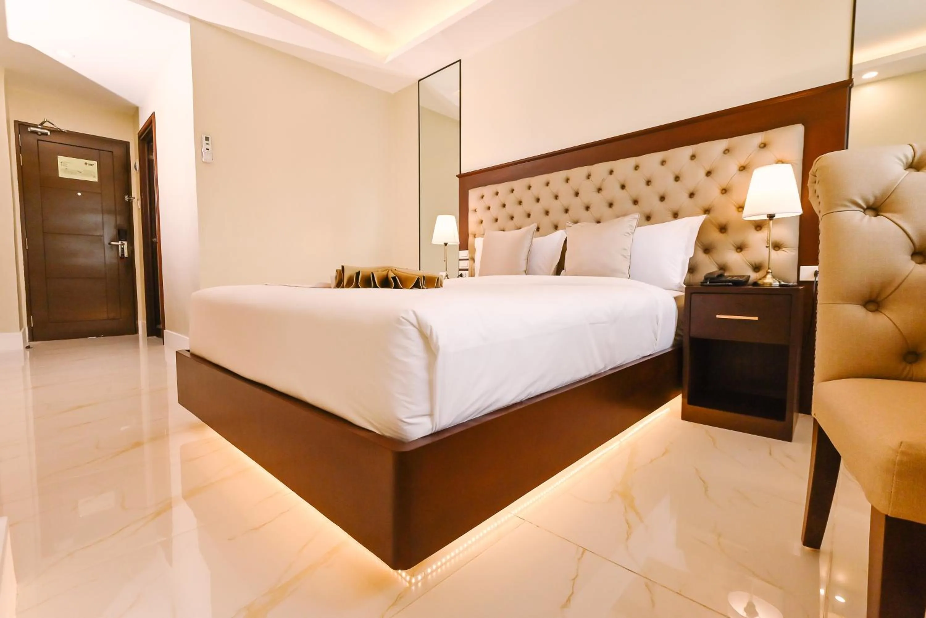 Bedroom, Bed in Monaco Hotel