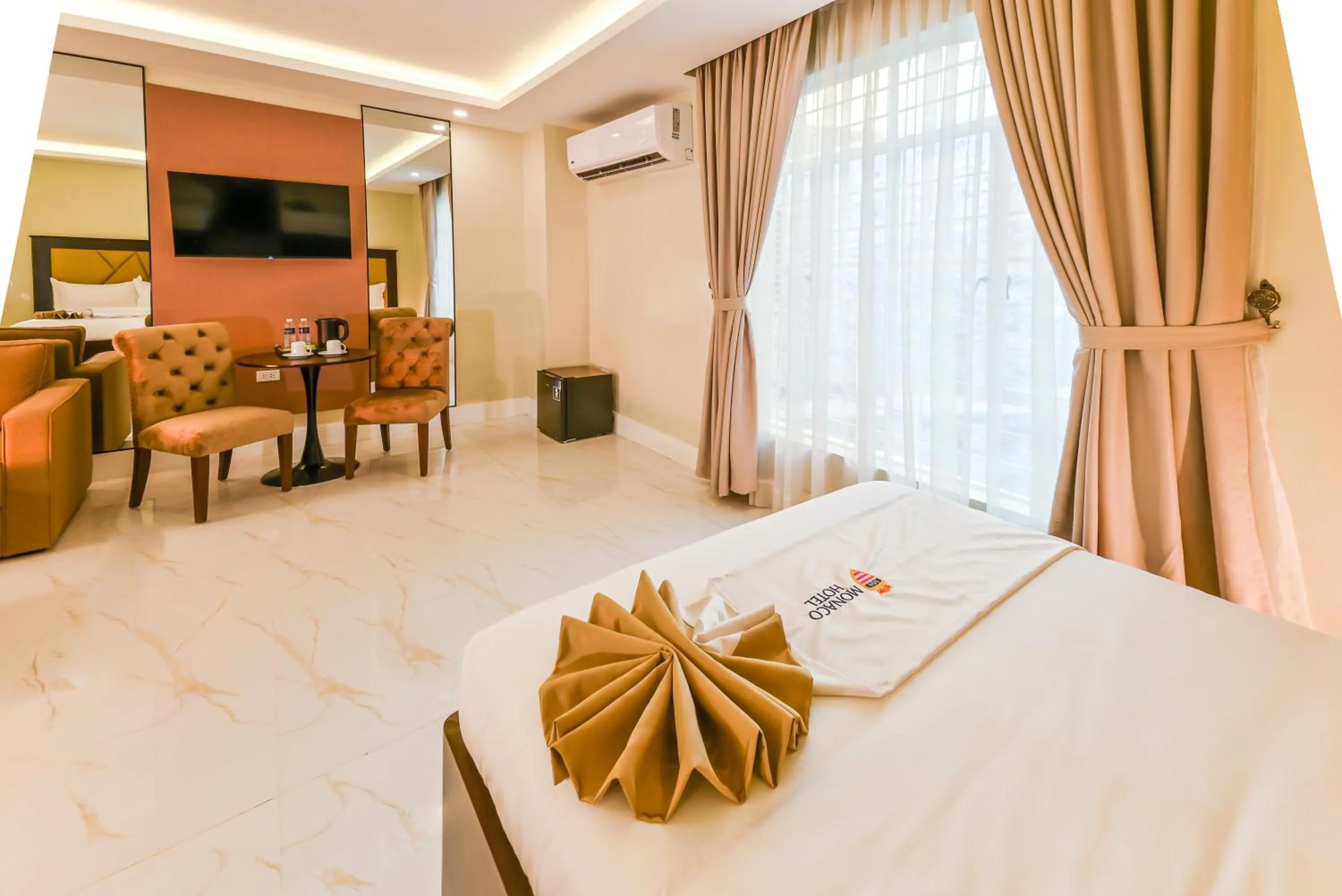 Bedroom, Bed in Monaco Hotel