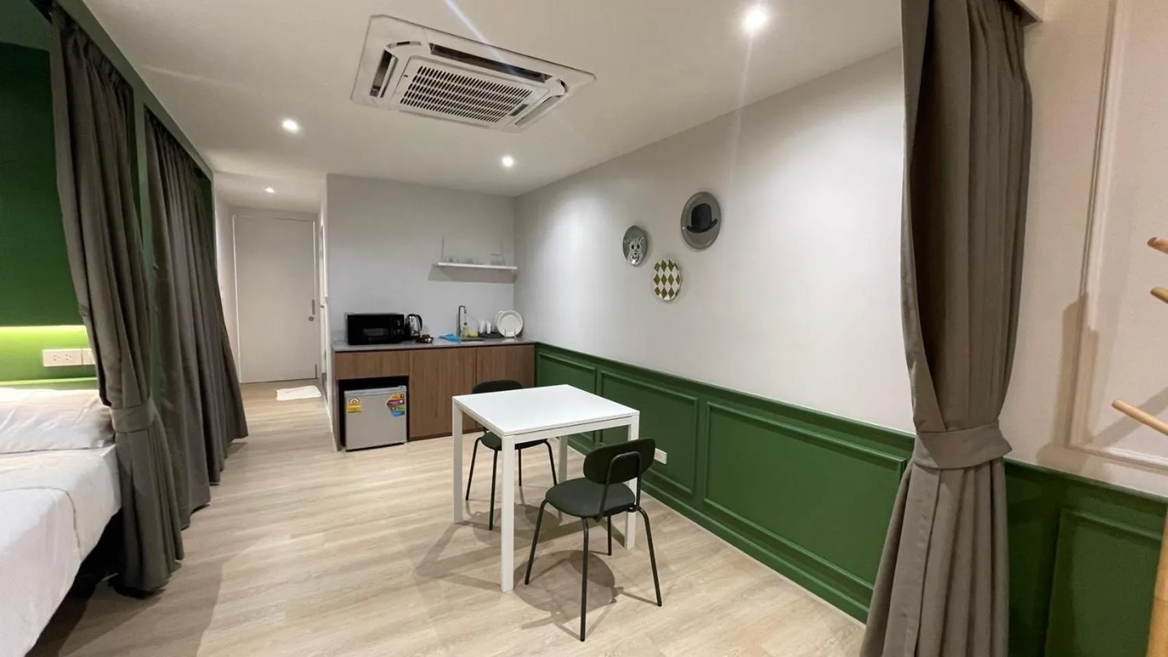 Dining area, Bed in HABI Surawong-Silom