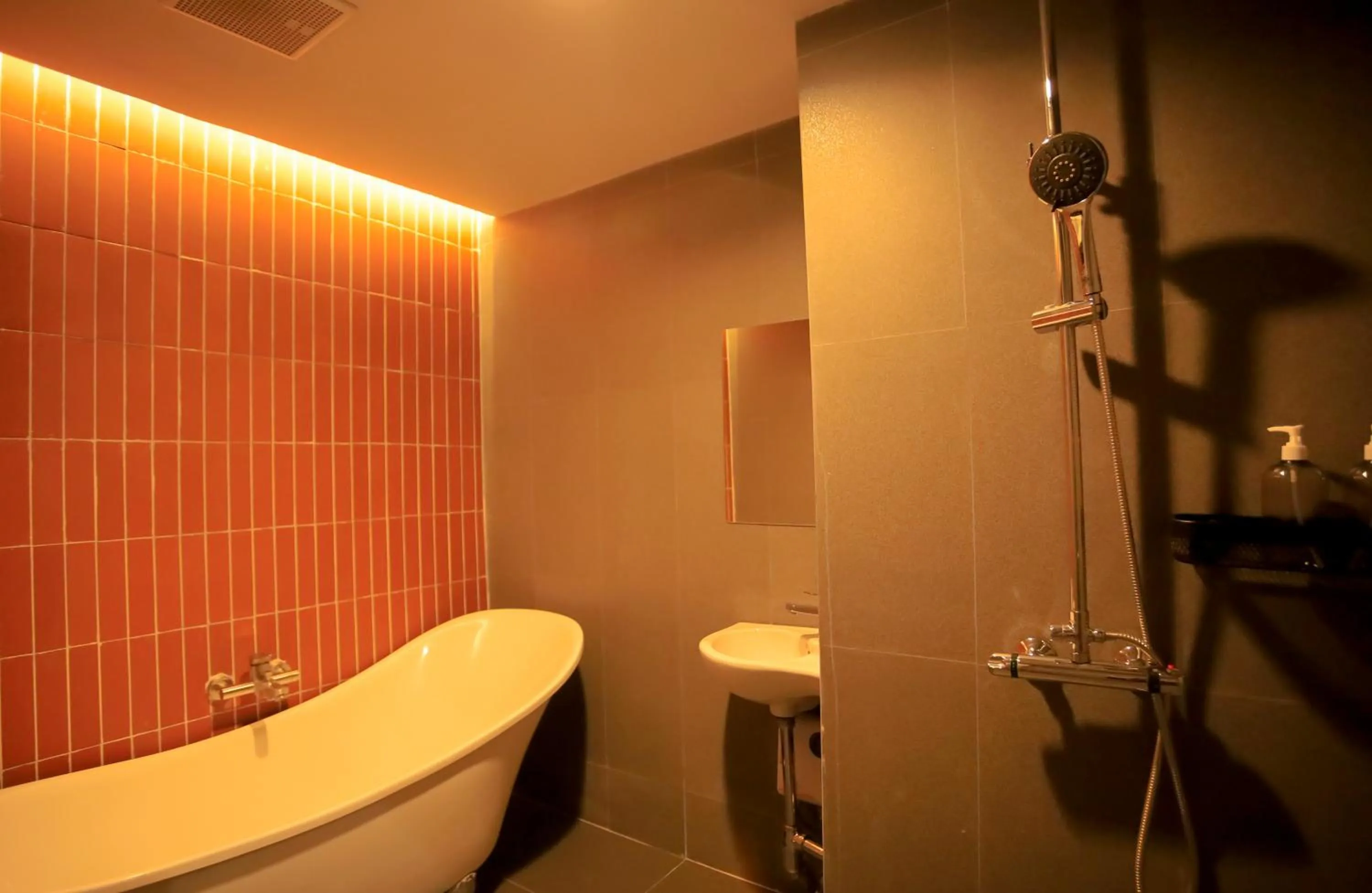 Shower in HABI Surawong-Silom