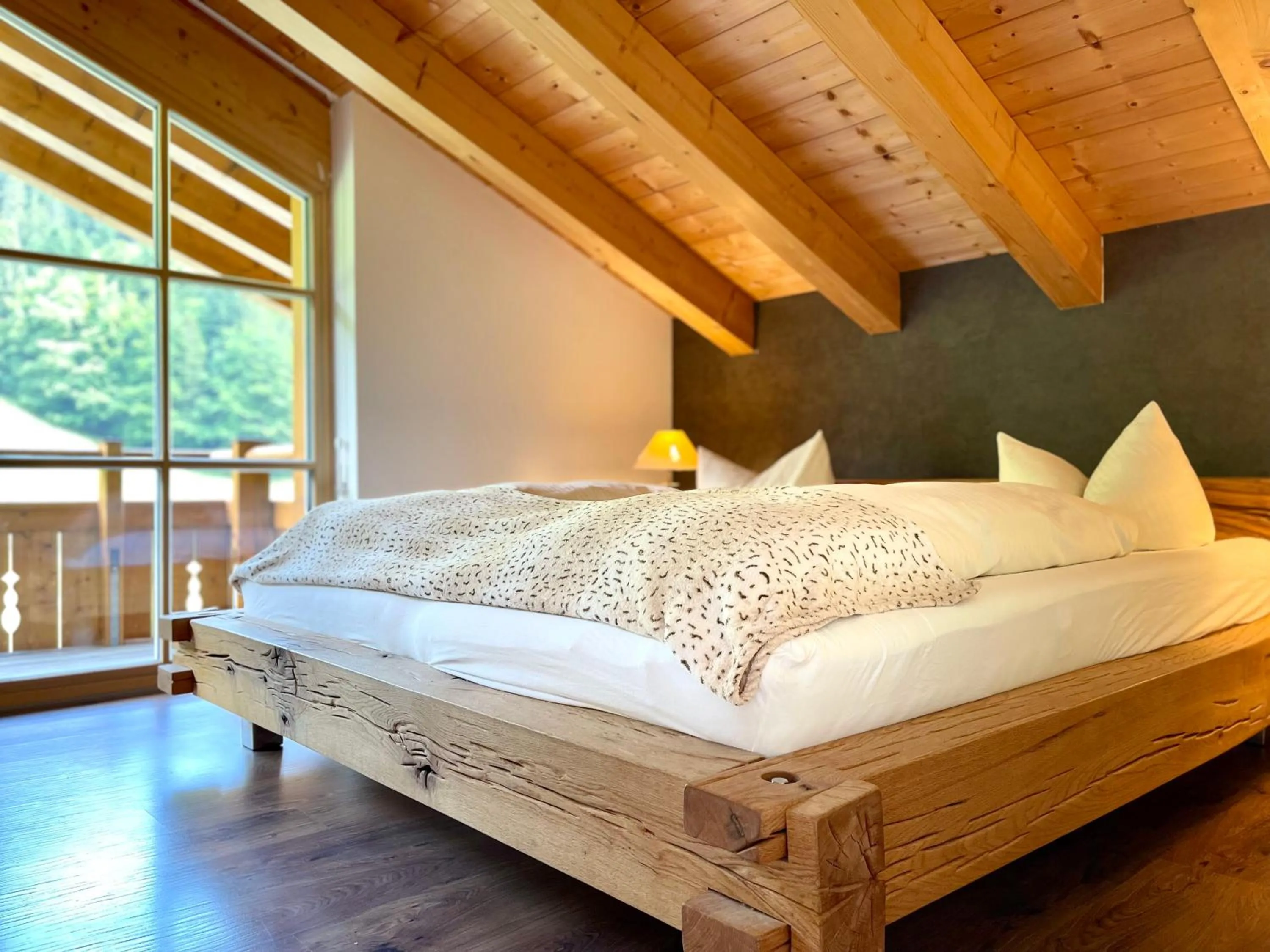 Bedroom, Bed in Alpenlodge Charivari - SommerBergBahn unlimited kostenlos