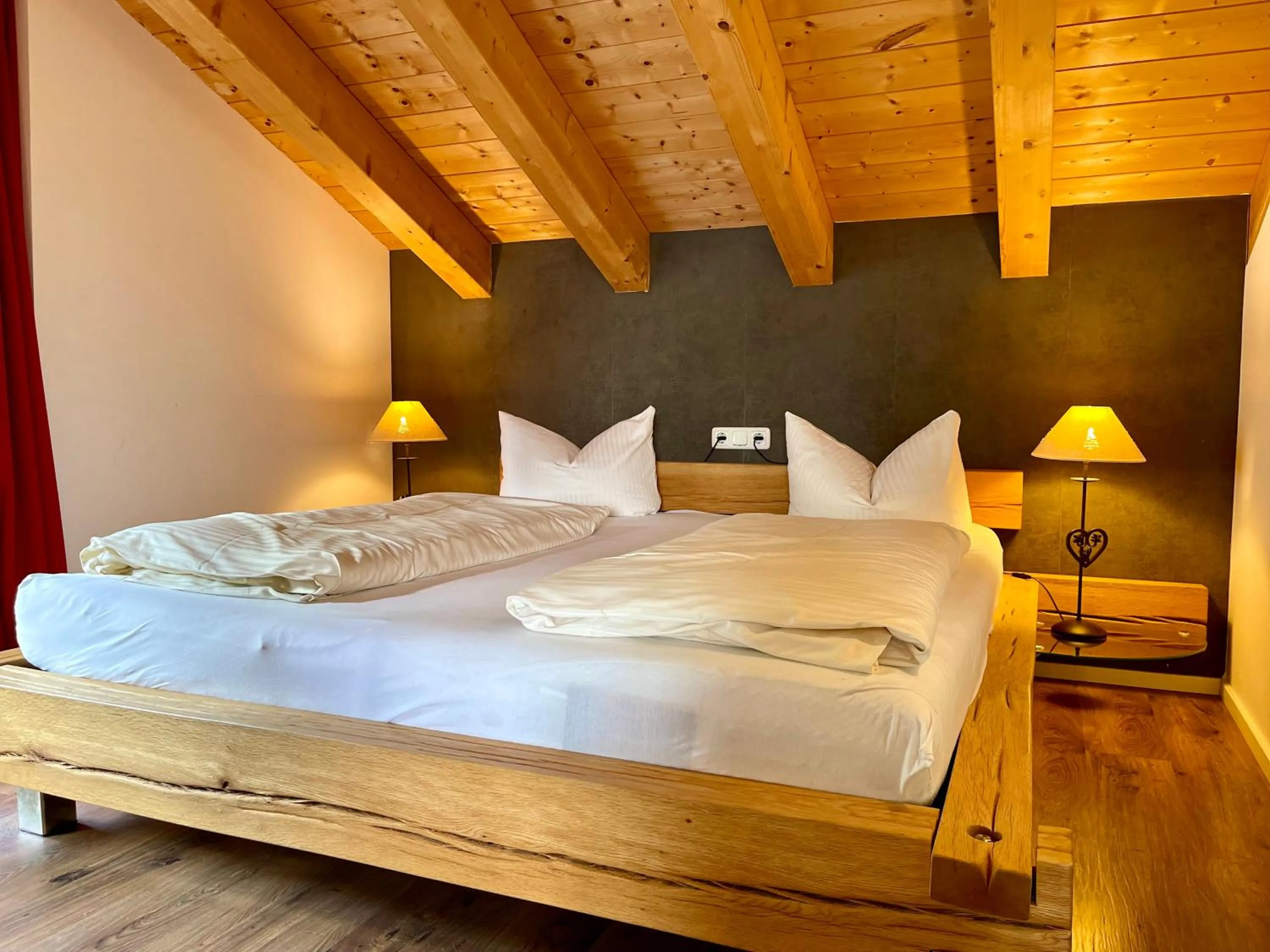 Bedroom, Bed in Alpenlodge Charivari - SommerBergBahn unlimited kostenlos