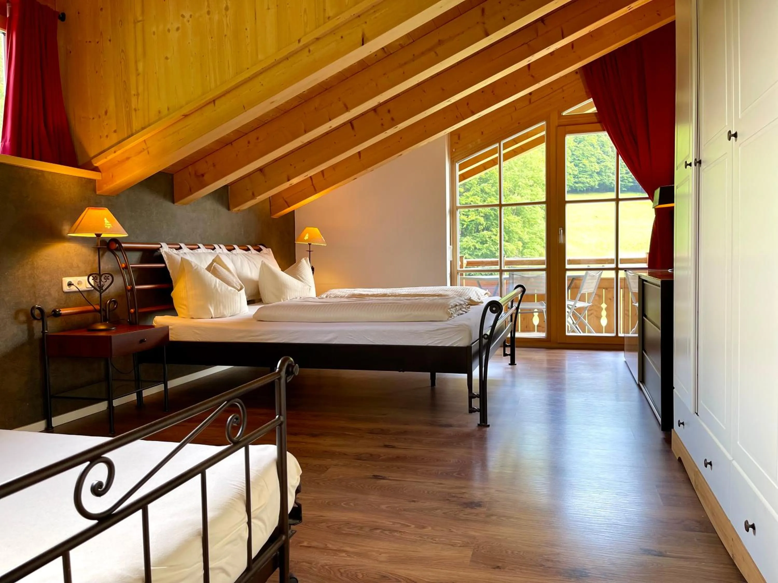 Bedroom, Bed in Alpenlodge Charivari - SommerBergBahn unlimited kostenlos