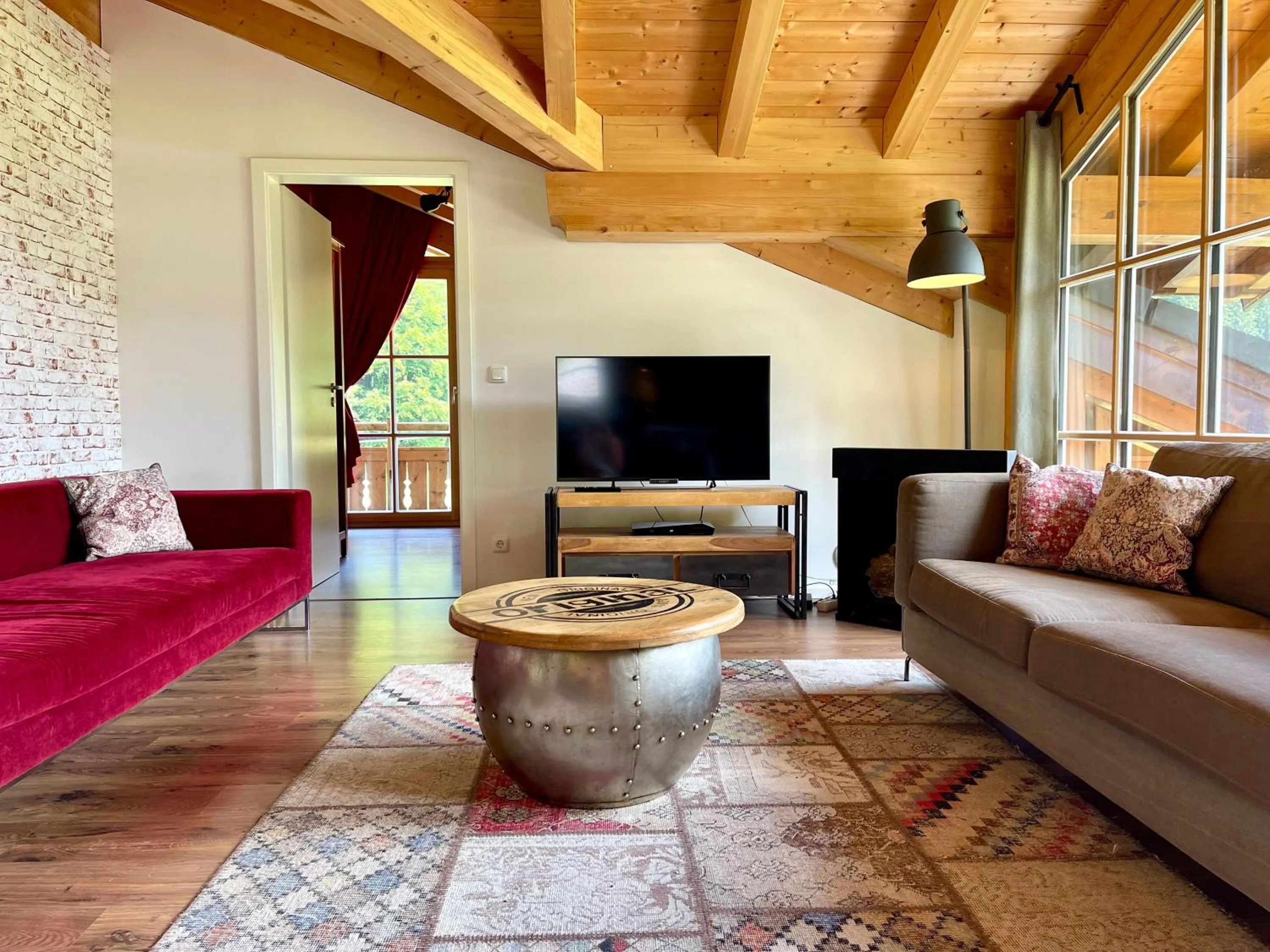 Living room in Alpenlodge Charivari - SommerBergBahn unlimited kostenlos