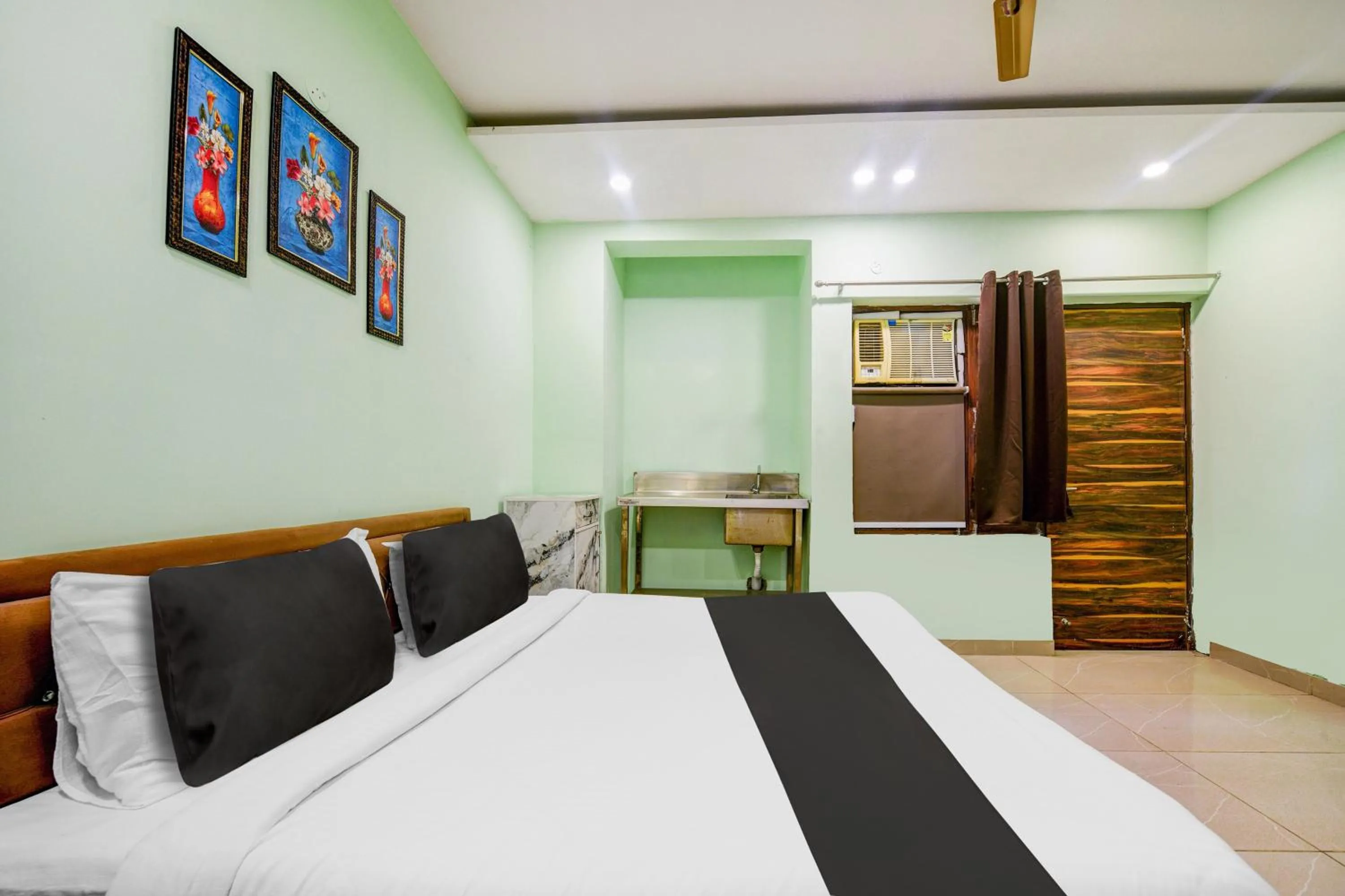 Lobby or reception, Bed in Hotel O Ridge Way Stays