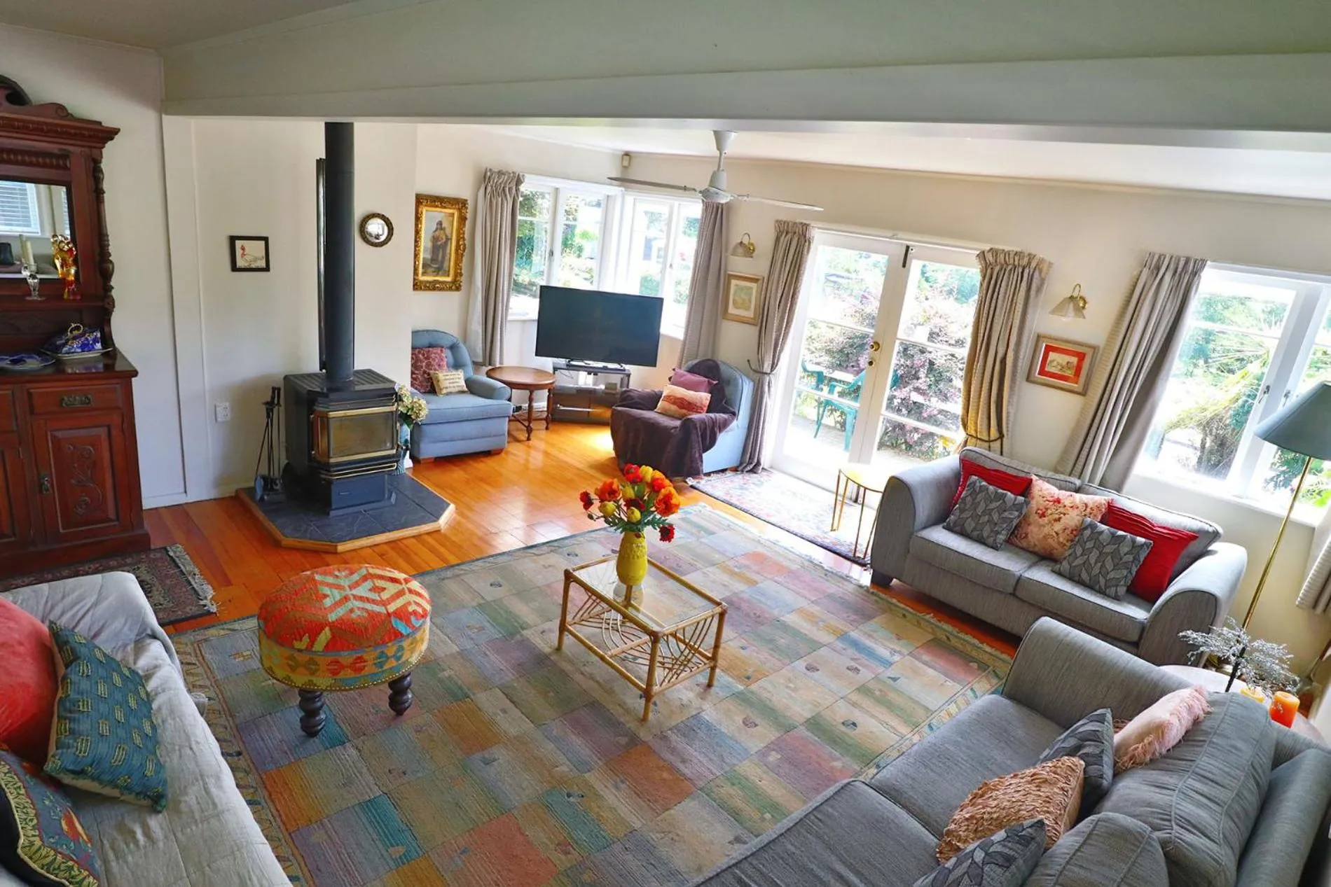 Communal lounge/ TV room in Magpie Cottage Homestay Bed & Breakfast