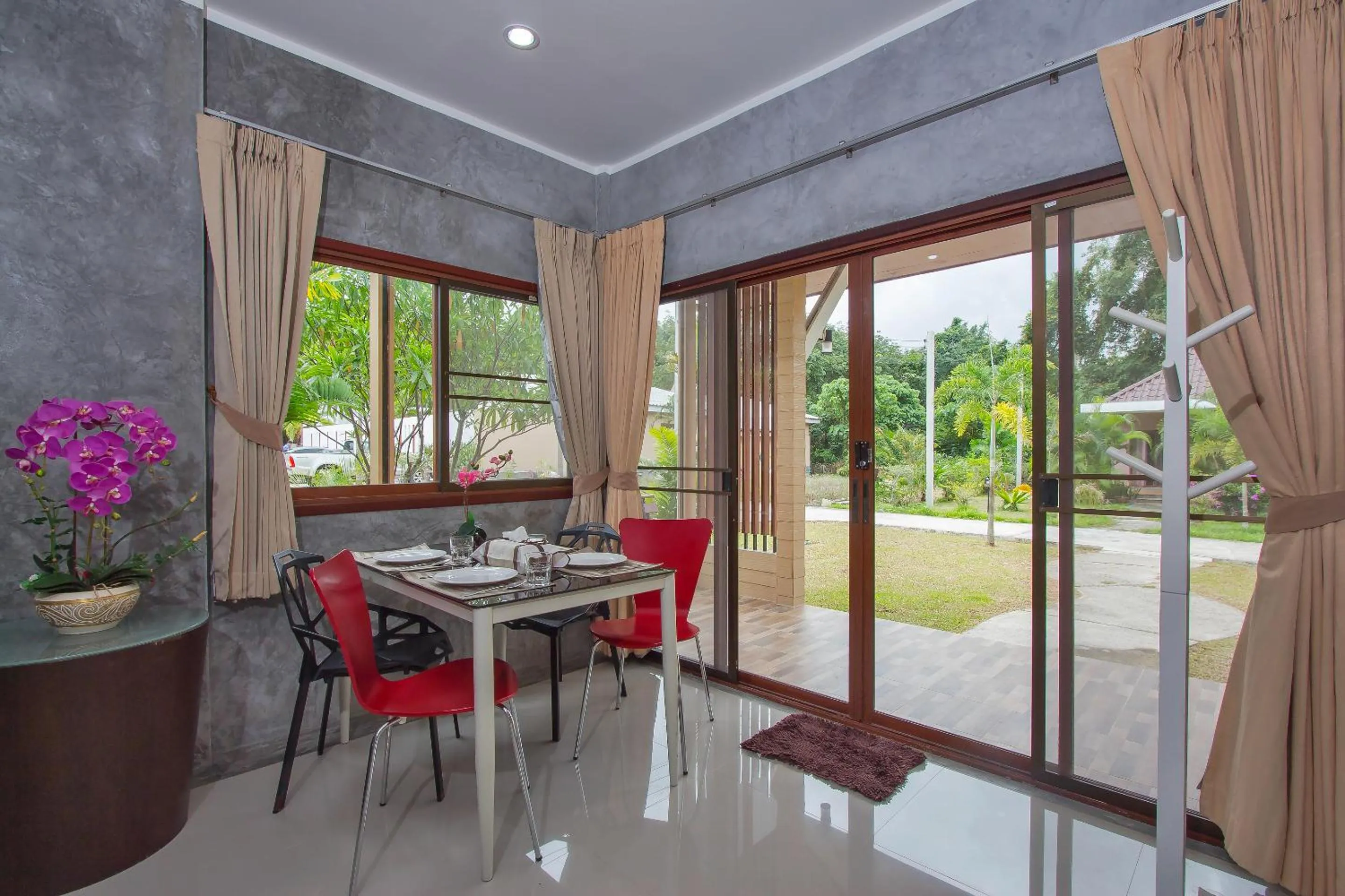Living room in Maikhao Home Garden Bungalow