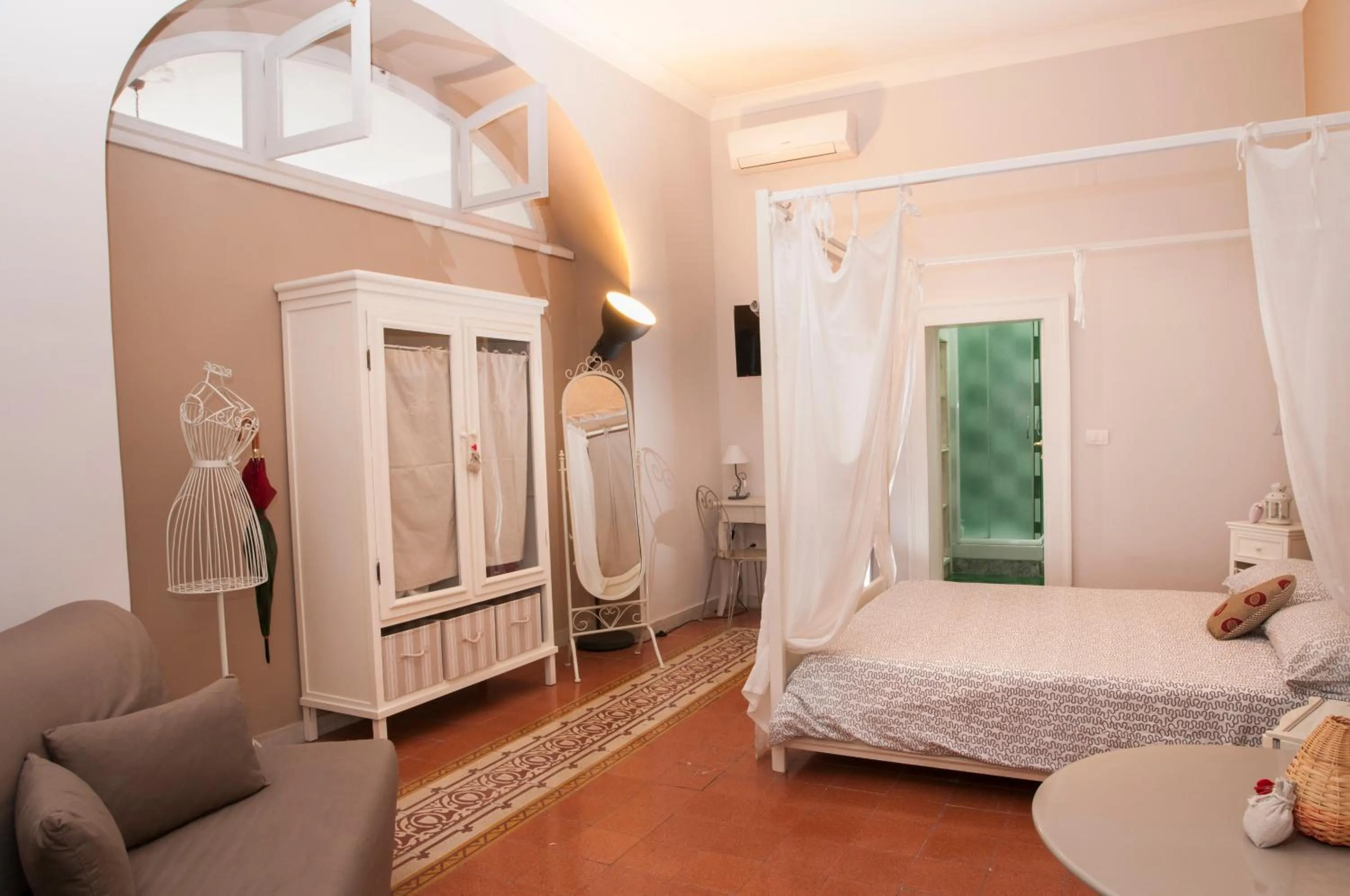 Photo of the whole room, Bed in Napul'art