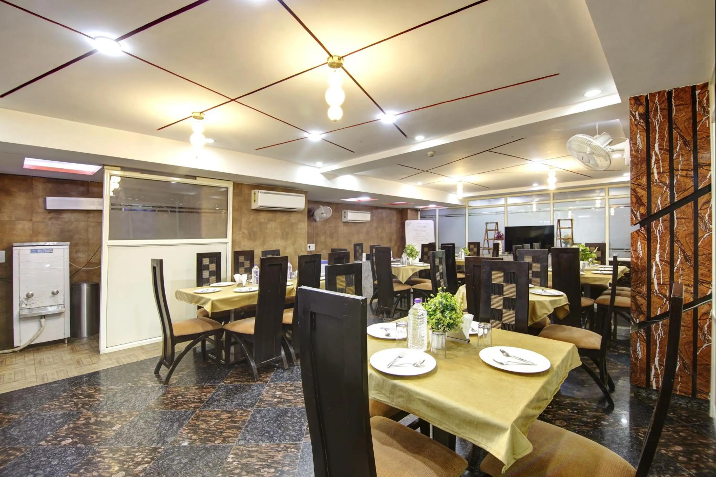 Restaurant/places to eat in Hotel Grand Manor