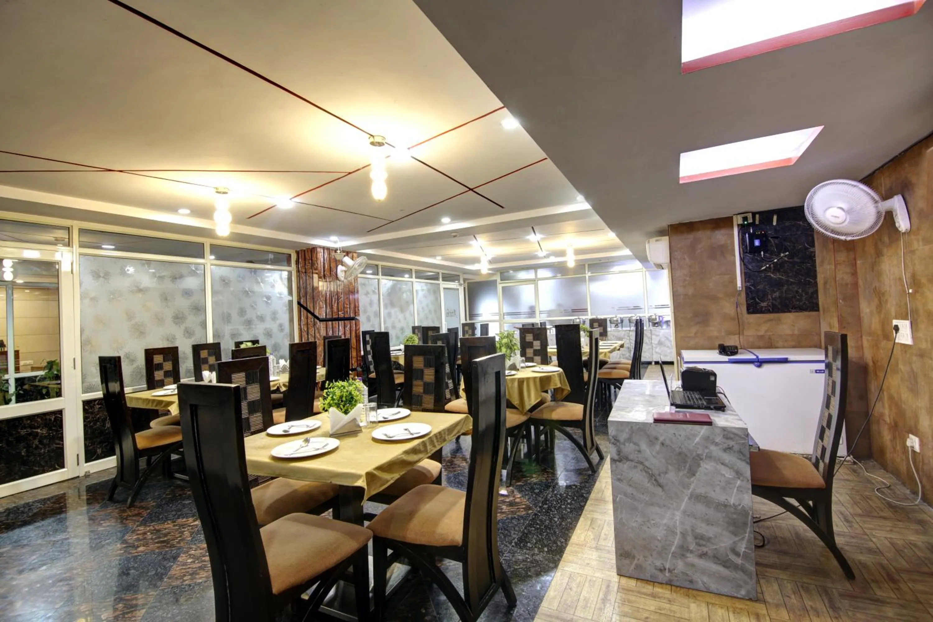 Restaurant/places to eat in Hotel Grand Manor