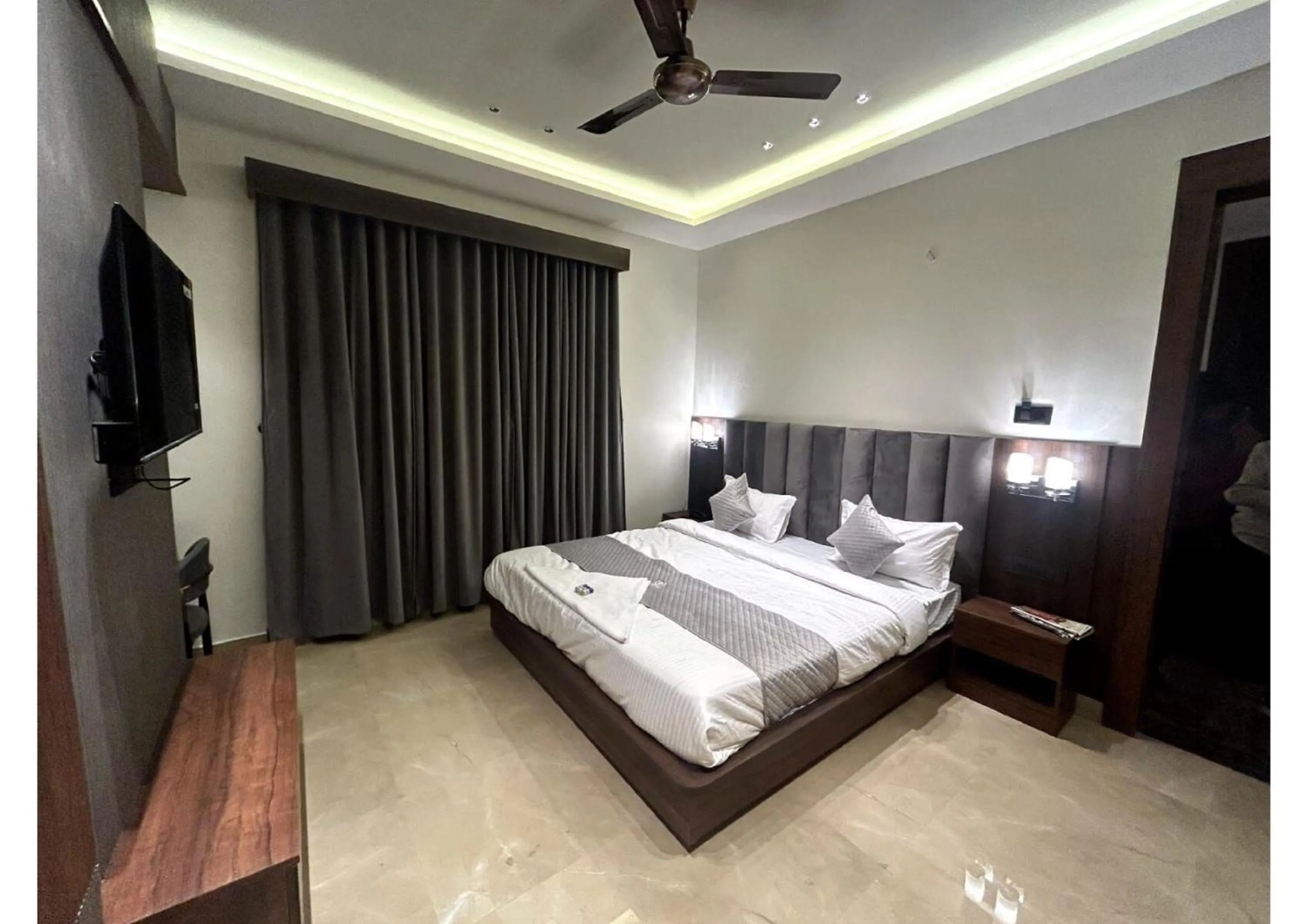 Bedroom in Hotel Majestic Grand By MNG Rooms