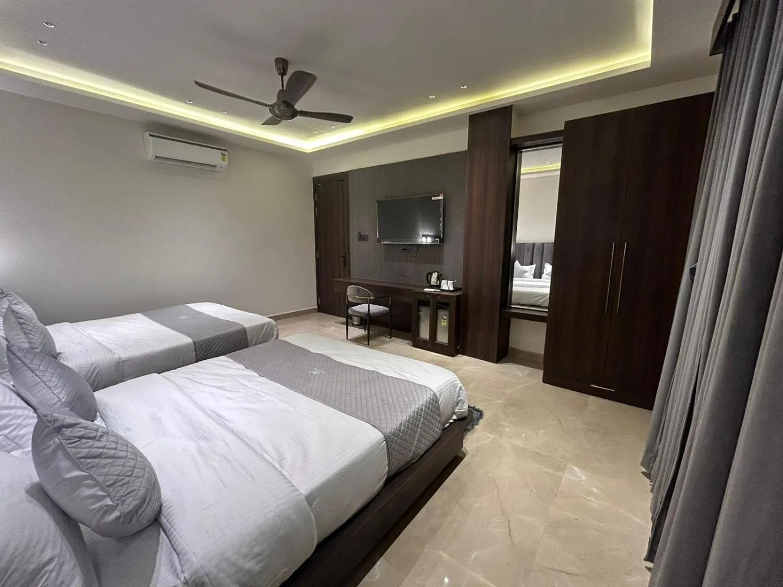 Bed in Hotel Majestic Grand By MNG Rooms